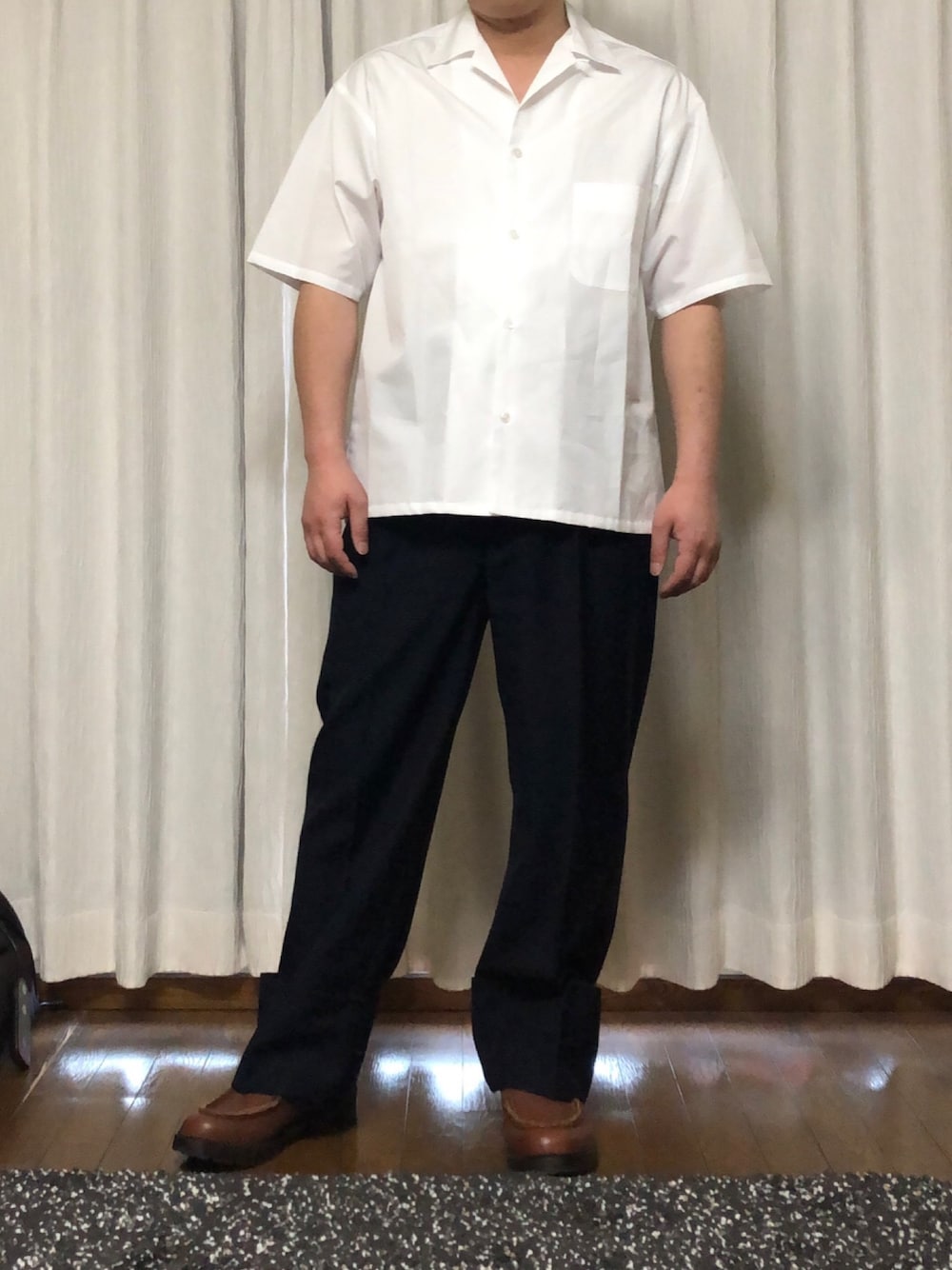「BEAUTY&YOUTH UNITED ARROWSのアイテム（スラックス、ブルー系）」を使った、カーボンさん（メンズ・173cm）の春コーディネートの1枚目の写真