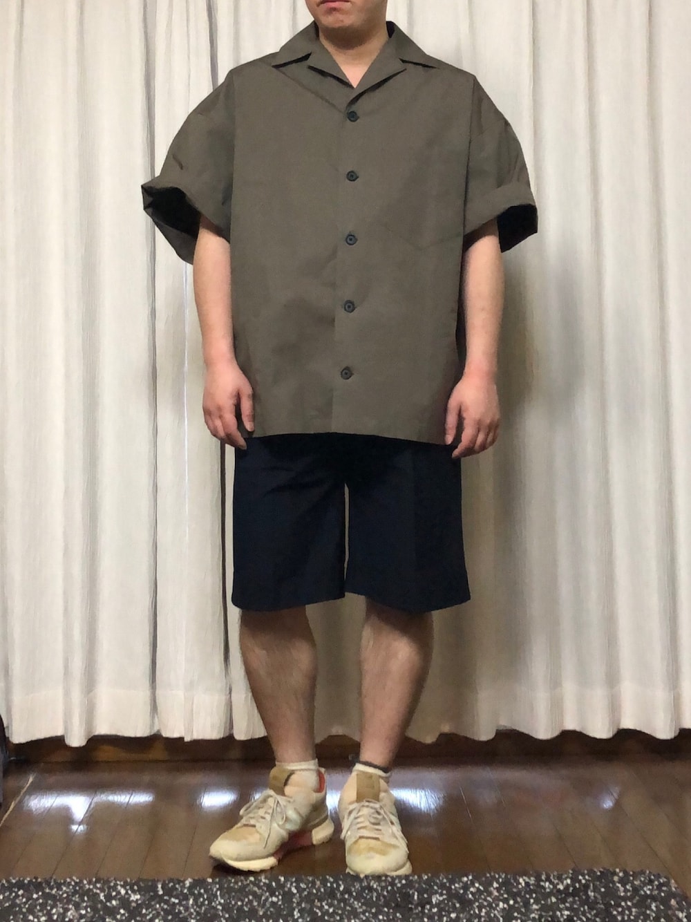 「kolorのアイテム（シャツ/ブラウス、ブラウン系）」を使った、カーボンさん（メンズ・173cm）の春コーディネートの1枚目の写真