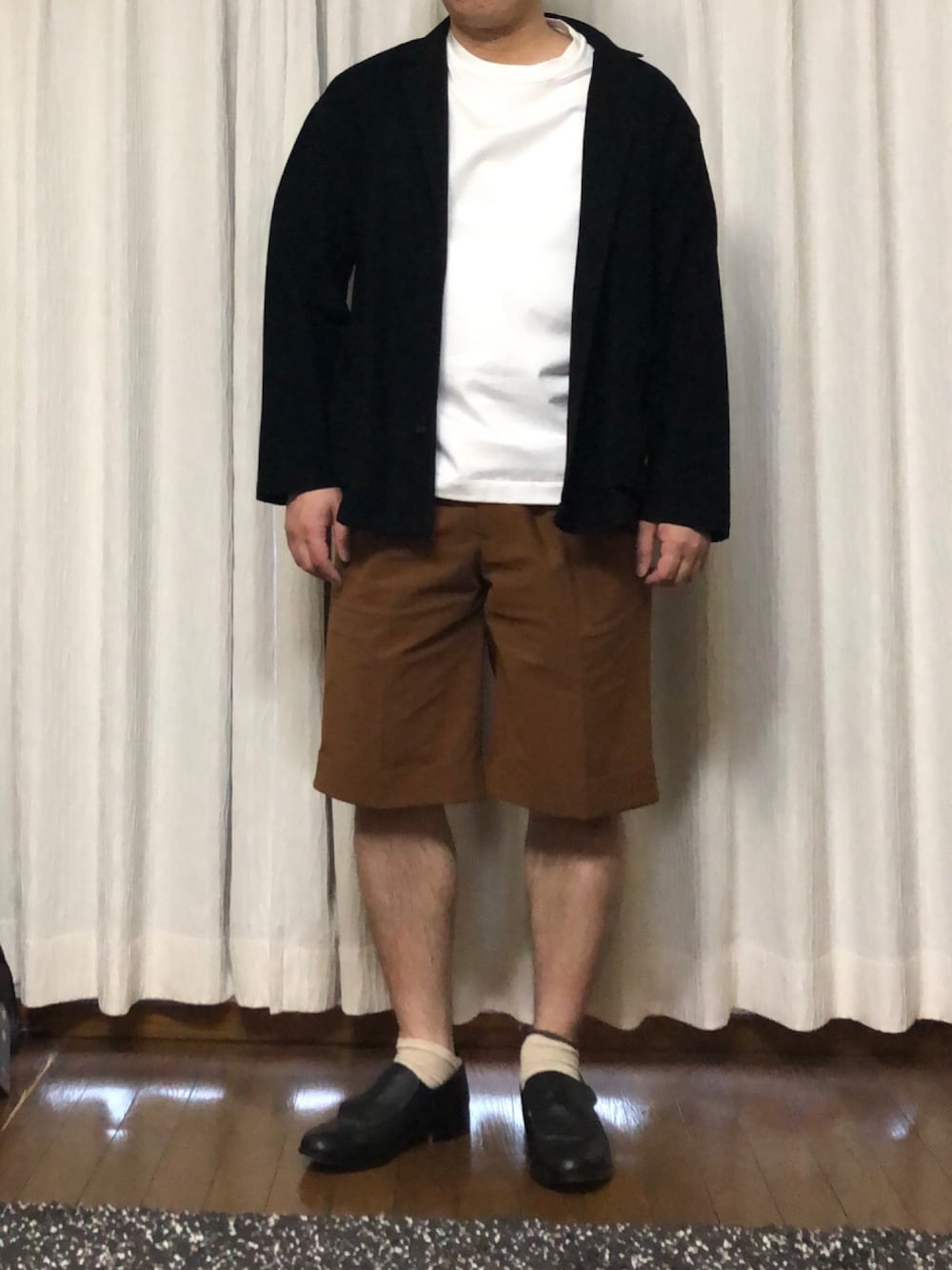 「YOKEのアイテム（Tシャツ/カットソー、ホワイト系）」を使った、カーボンさん（メンズ・173cm）の春コーディネートの1枚目の写真