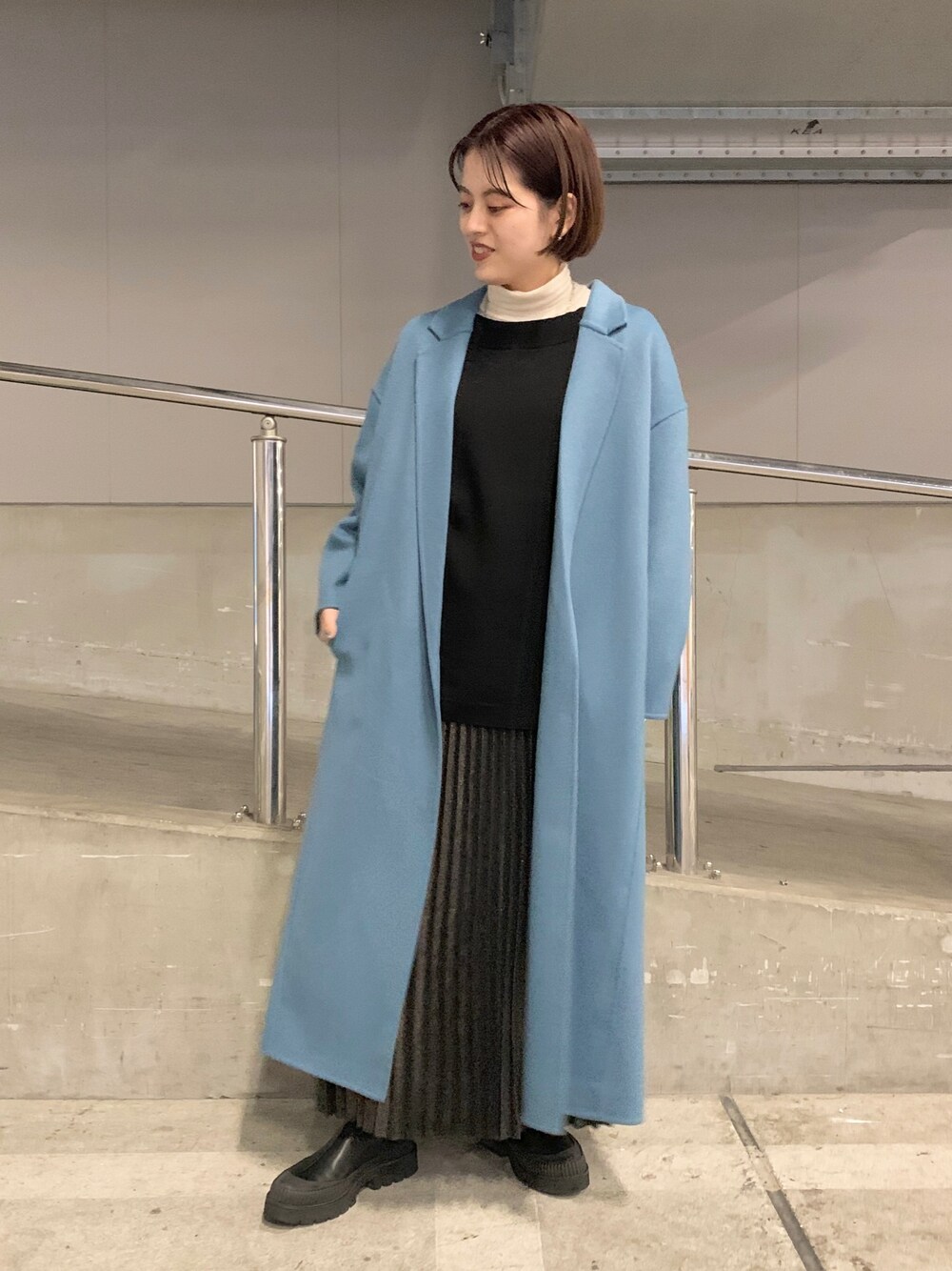 「シンプルコーデ、大人カジュアル、オトナカジュアル、ロングコート、ブルー、プリーツスカート、ショートブーツ、タートルネック、ニット、JEANASiS」｜「JEANASISのオーガニックコットンWフェイスボートネックプルオーバー/926007（ニット/セーター、ブラック系）」を使った、チーさん（レディース・163cm）の冬コーディネートの1枚目の写真