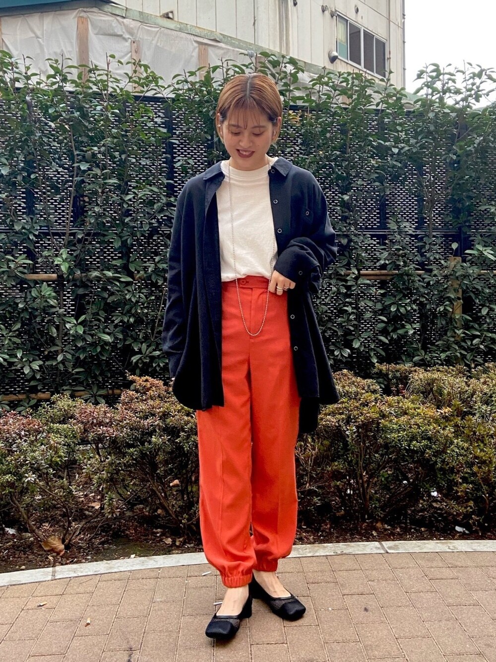 ブラック系のシャツ/ブラウス、ホワイト系のTシャツ/カットソー、ブラック系のサンダルを着用したレディースの冬コーディネートの1枚目の写真