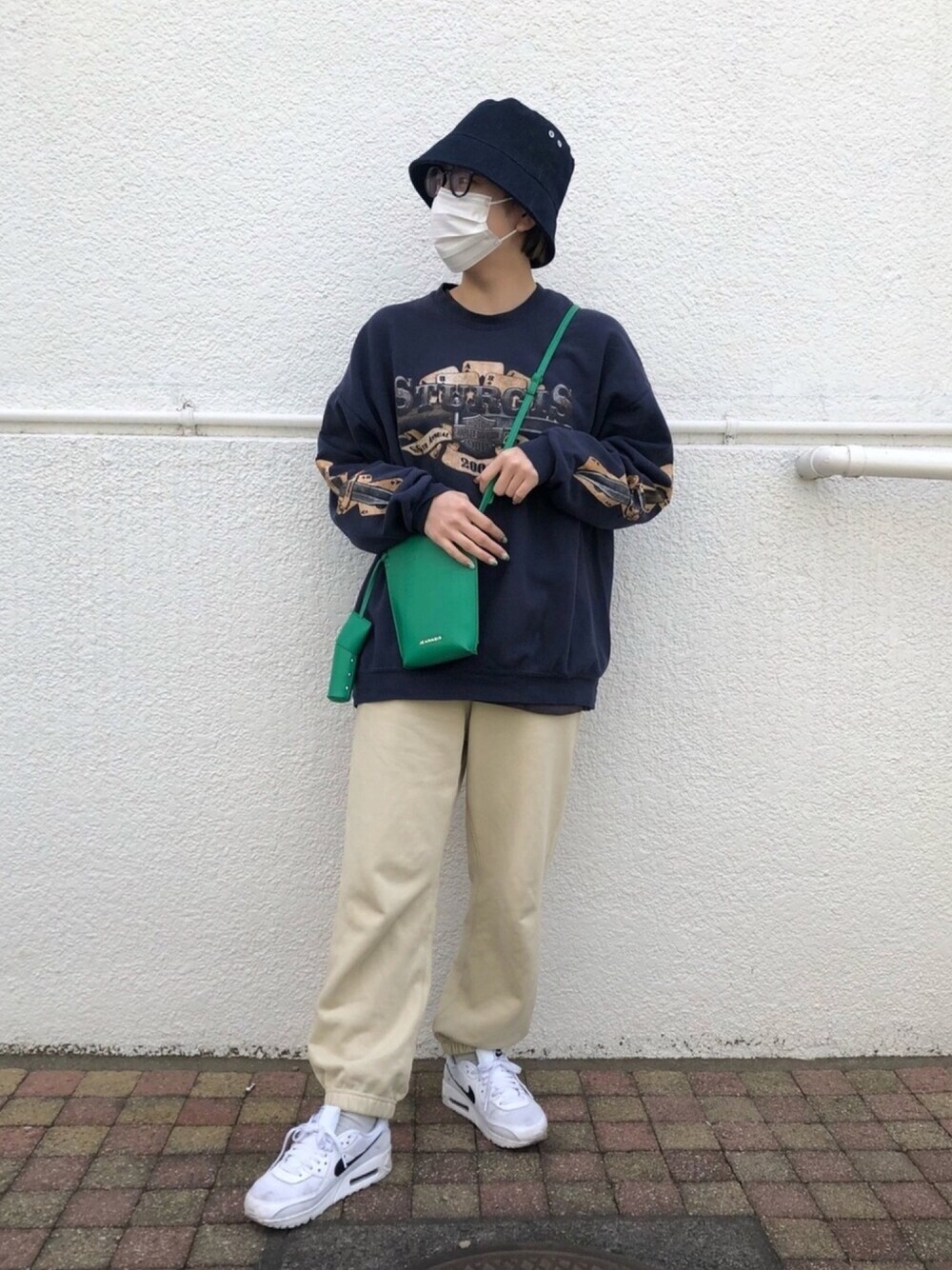 その他のスウェット、グリーン系のショルダーバッグ、ベージュ系のスウェットパンツを着用したレディースの春コーディネートの1枚目の写真