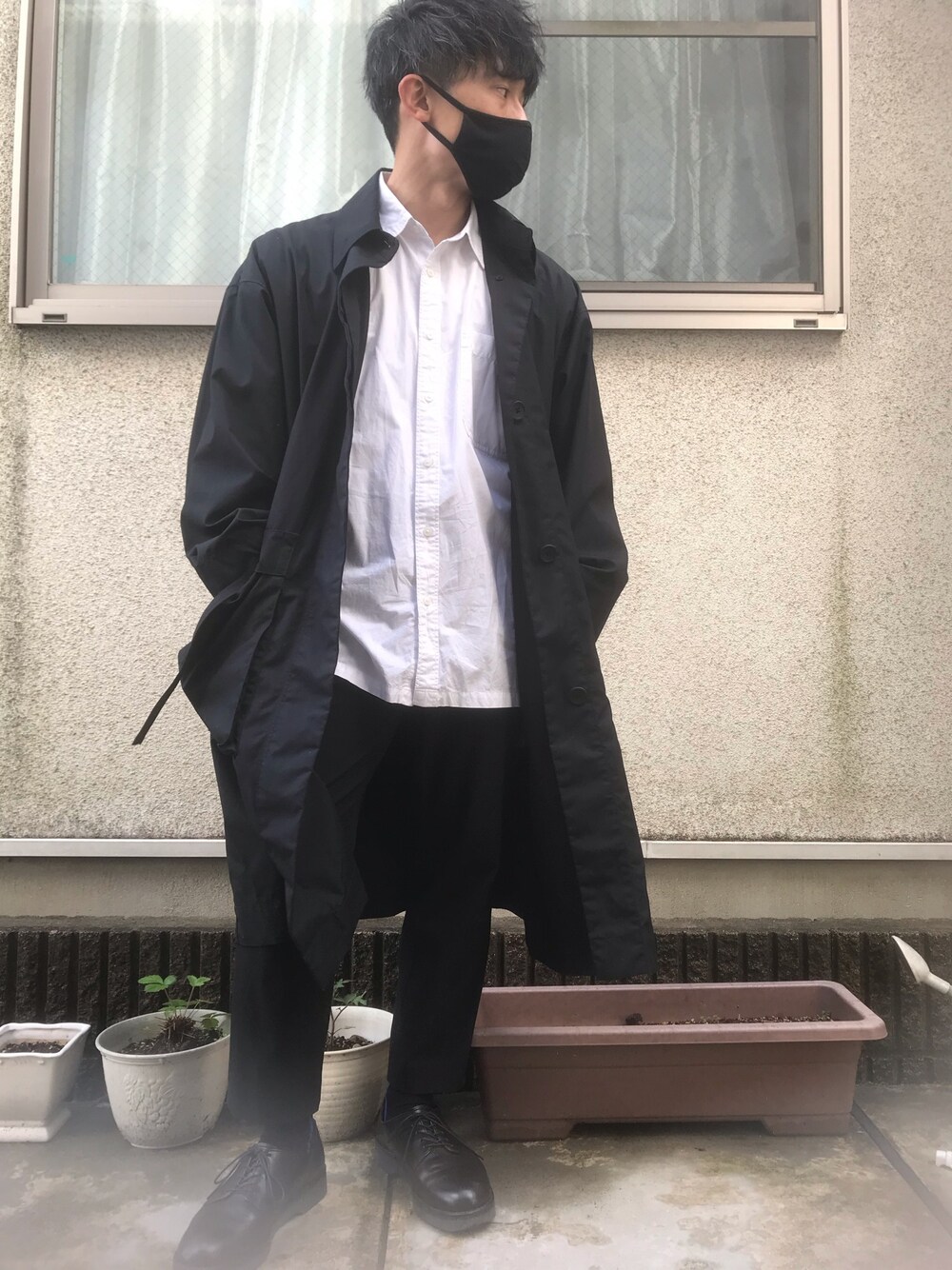 「春コート、春アウター、UNIQLO、モノトーン、PADRONE、オーバーサイズ、低身長、maisonspecial、プチプラ」｜「UNIQLOのコットンロングコート（ステンカラーコート、ブラック系）」を使った、ゆうたさん（メンズ・163cm）の春コーディネートの1枚目の写真