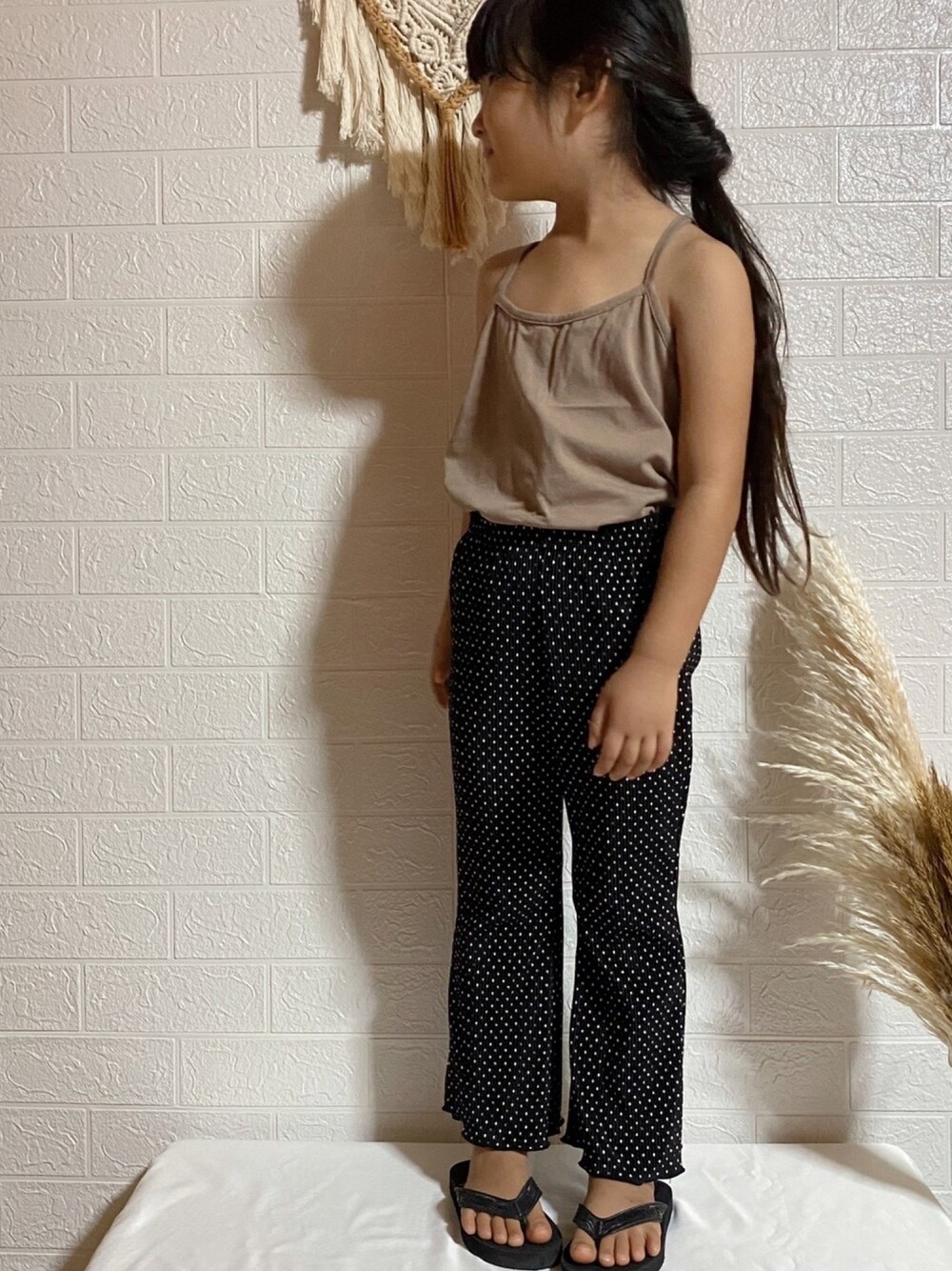 「5歳、女の子コーデ、キッズコーデ、韓国子供服、お洒落さんと繋がりたい」｜「韓国子供服のアイテム（キャミソール、ブラウン系）」を使った、Arisuさん（キッズ・110cm）の春コーディネートの1枚目の写真
