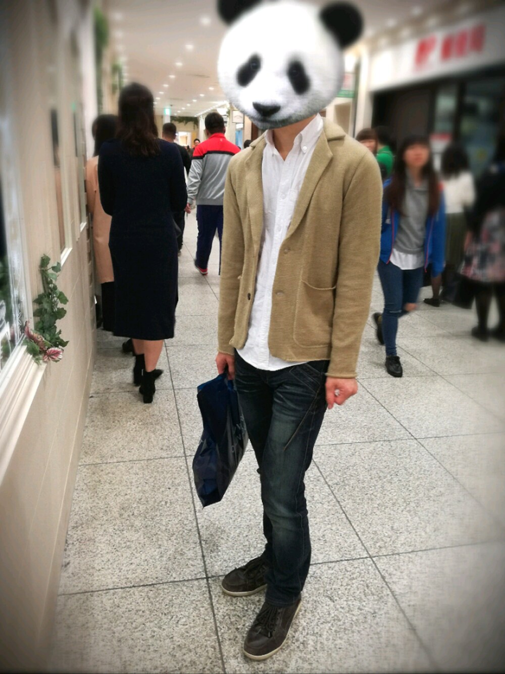 「シンプルコーデ、休日スタイル、カジュアル、パンダ」｜「BEAMSのアイテム（デニムパンツ、ブルー系）」を使った、liaさん（メンズ・176cm）の春コーディネートの1枚目の写真