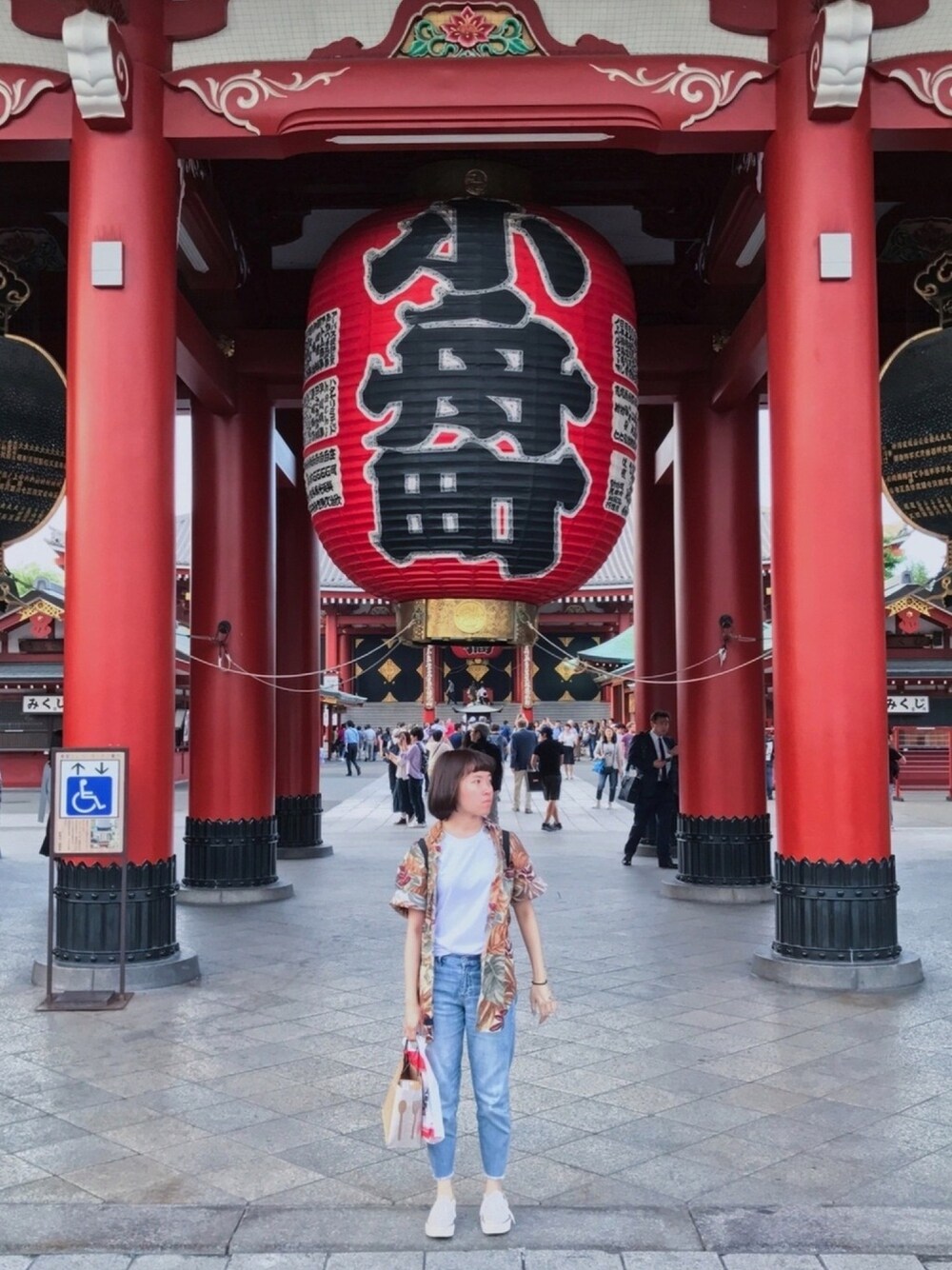 「Japan、Asakusa、淺草寺」｜「UNIQLOのスリムボーイフレンドフィットアンクルジーンズ（カットオフ）（デニムパンツ、ブルー系）」を使った、Zさん（レディース・161cm）の夏コーディネートの1枚目の写真