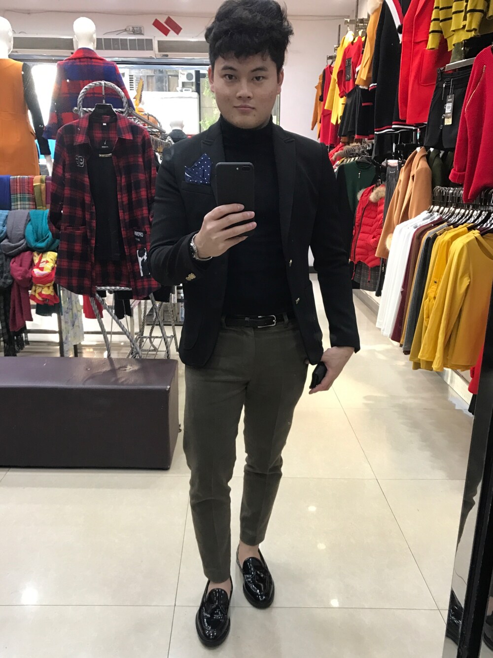 「jiushixianshengのアイテム（Tシャツ/カットソー、ブラック系）」を使った、就是先生さん（メンズ・168cm）の冬コーディネートの1枚目の写真