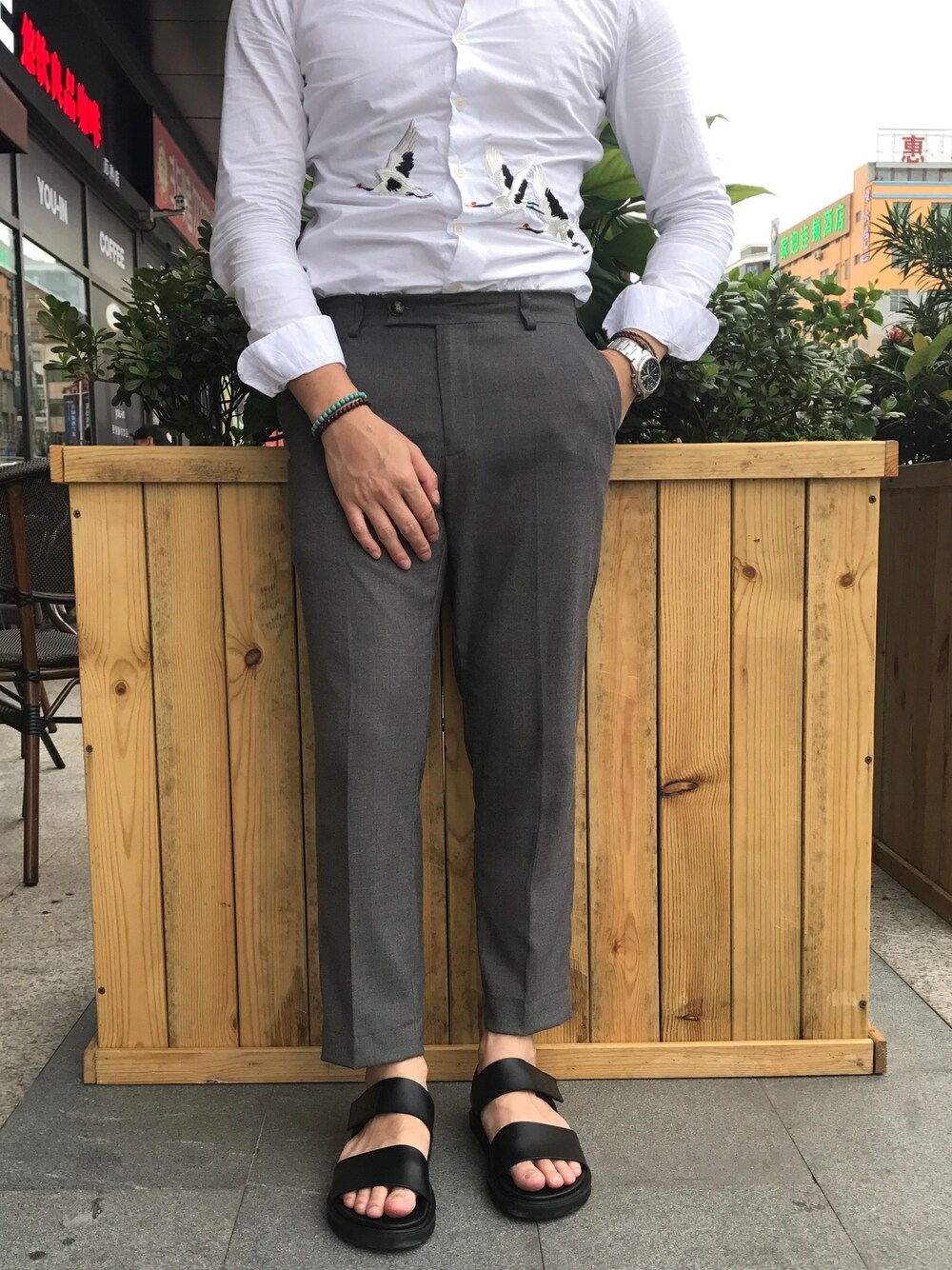 「jiushixianshengのアイテム（チノパンツ、グレー系）」を使った、就是先生さん（メンズ・168cm）の夏コーディネートの1枚目の写真