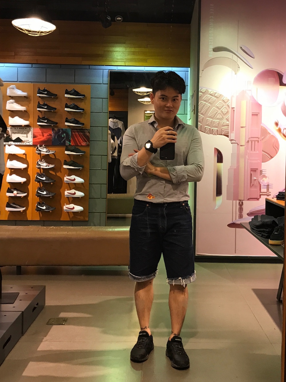「Levi'sのアイテム（デニムパンツ、ブルー系）」を使った、就是先生さん（メンズ・173cm）の秋コーディネートの1枚目の写真