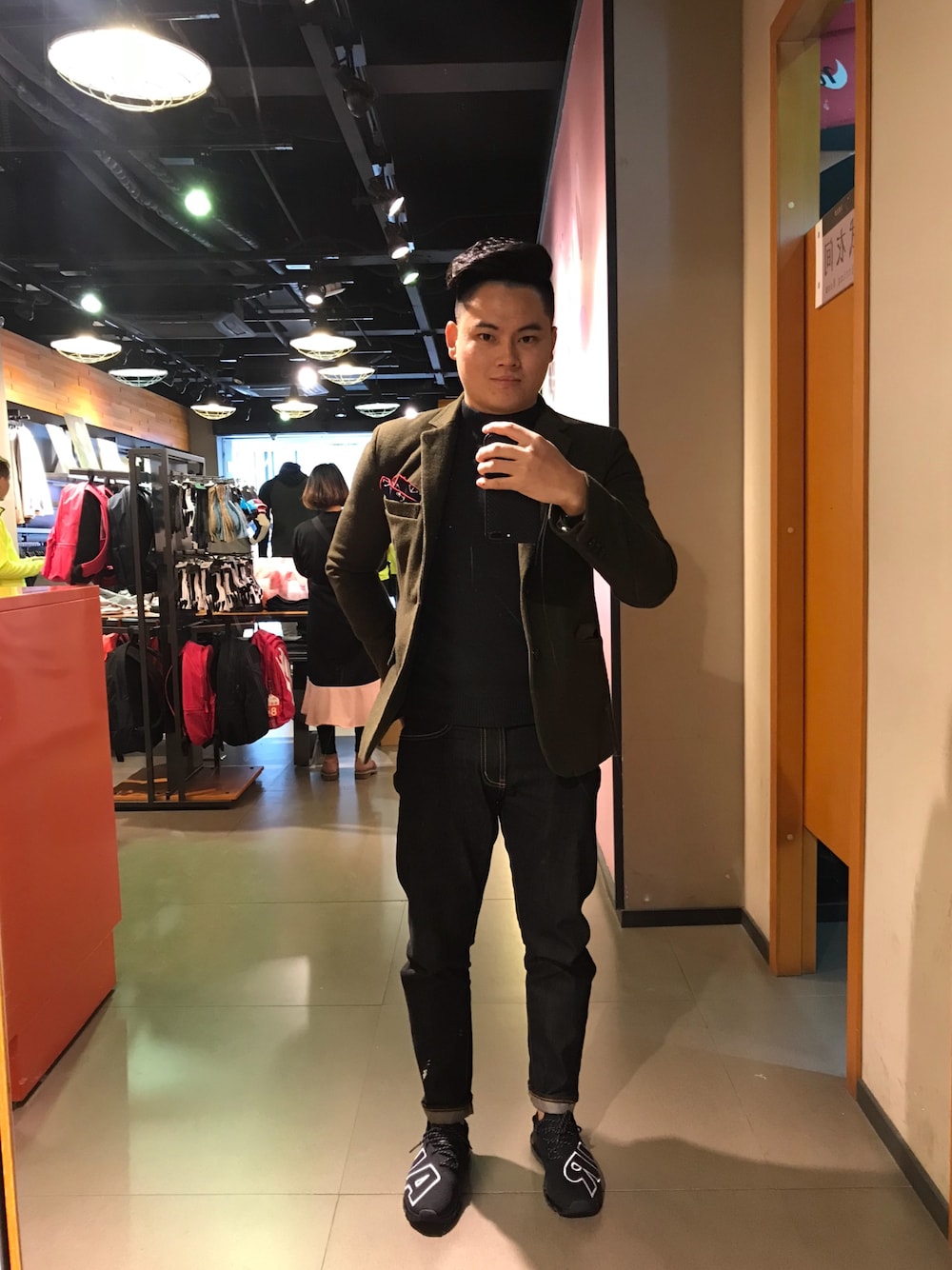 「NIKEのアイテム（スニーカー、ブラック系）」を使った、就是先生さん（メンズ・173cm）の冬コーディネートの1枚目の写真