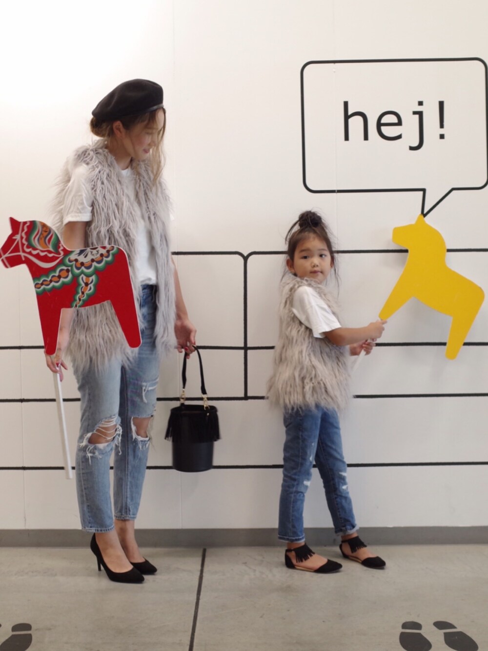 「秋コーデ、ファーベスト、親子コーデ、親子でおそろい、ダメージデニムパンツ、ベレー帽、韓国ファッション、韓国子供服、大人カジュアル、パンツスタイル」｜「petit mainのファーノースリーブベスト（ベスト、グレー系）」を使った、Ameri★さん（レディース・164cm）の秋コーディネートの1枚目の写真