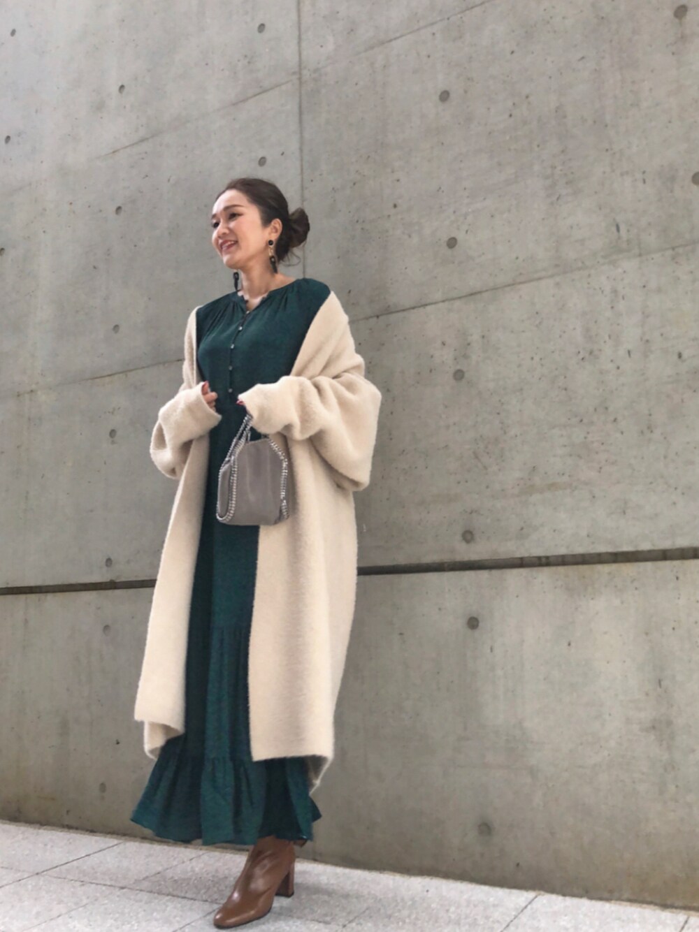 「ZOZO公認ユーザー、休日スタイル、オトナカジュアル、もこもこ、ロングワンピース、ざっくりニット、柄ワンピース、ミドルブーツ、コート、ショートブーツ」｜「URBAN RESEARCH ROSSO WOMENのombre　ミドルブーツ（ブーツ、イエロー系）」を使った、Ameri★さん（レディース・164cm）の冬コーディネートの1枚目の写真