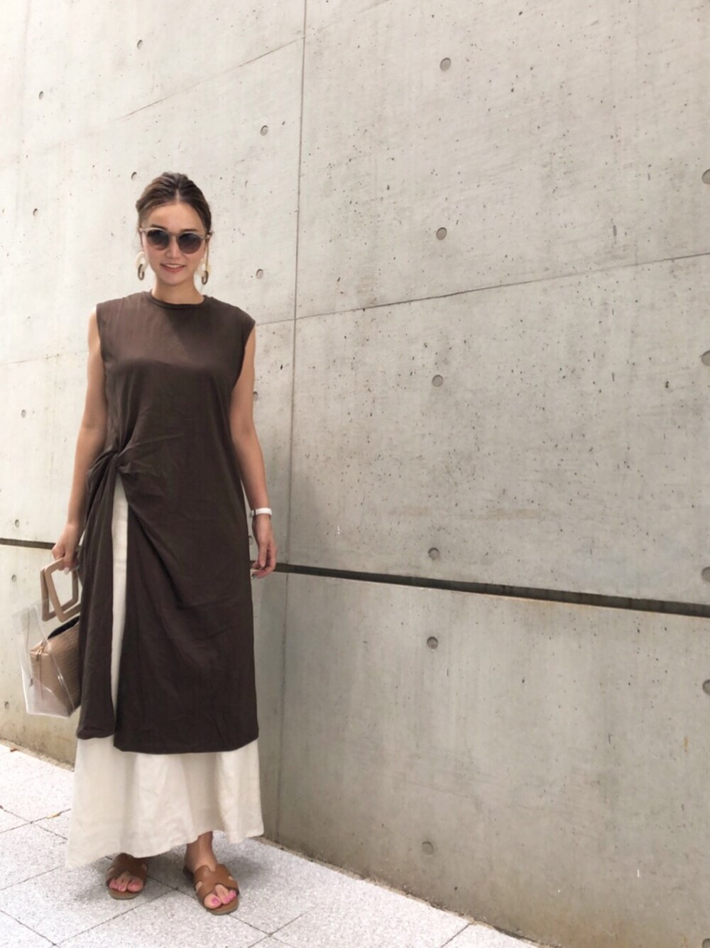 「ラクチンコーデ、大人カジュアル、シンプル、秋のコーデ、大人女子、プチプラコーデ、スリットワンピース、ロングワンピース、ロングスカート、ママコーデ」｜「8styleのアイテム（ワンピース/ドレス、ブラウン系）」を使った、Ameri★さん（レディース・164cm）の夏コーディネートの1枚目の写真