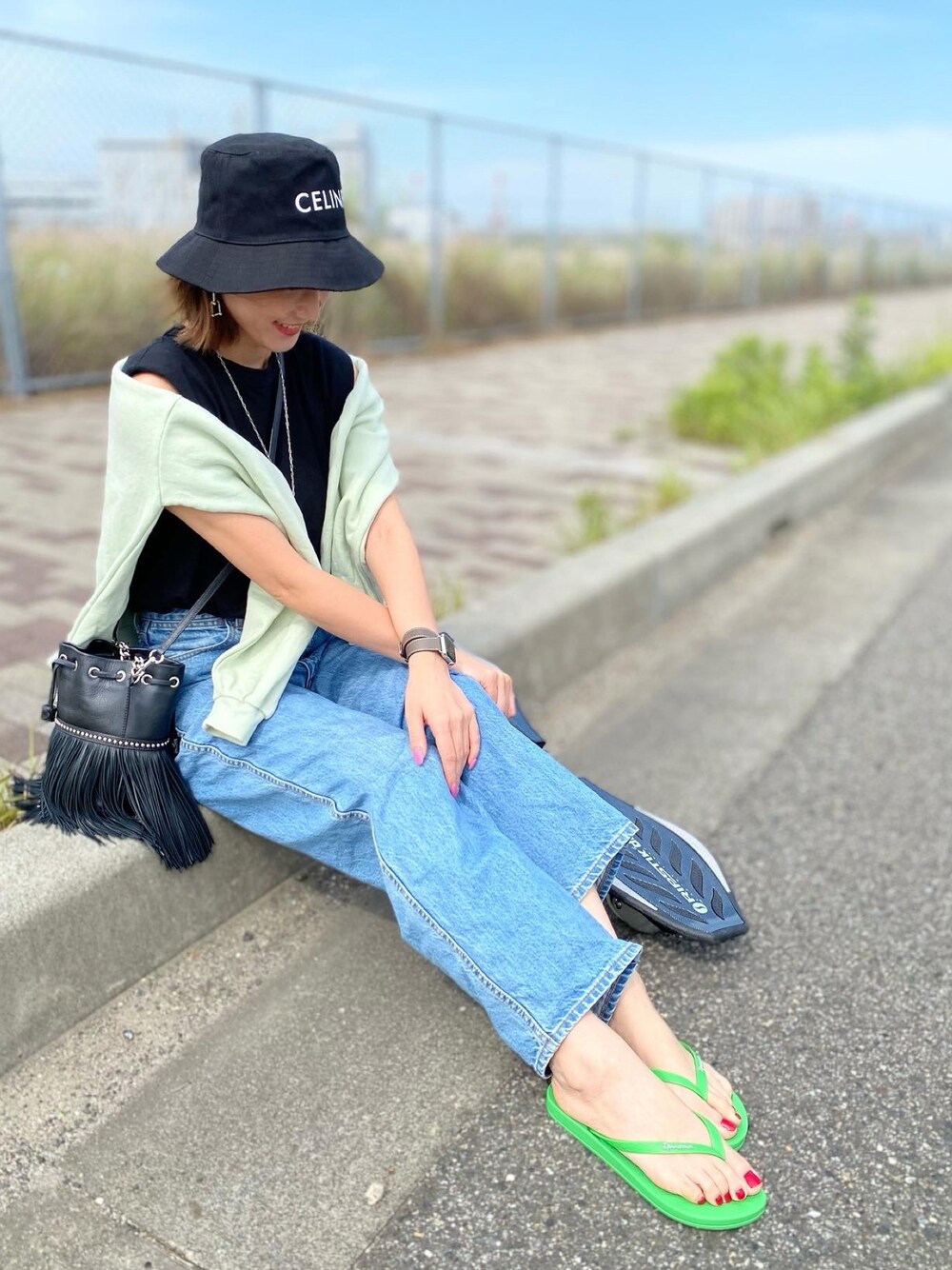 「休日スタイル、大人女子、ラフ、シンプルコーデ、カジュアルコーデ、ビーチサンダル、ママコーデ、グリーン、ワイドパンツ、バケットハット」｜「IPANEMAのアイテム（ビーチサンダル、グリーン系）」を使った、Ameri★さん（レディース・164cm）の夏コーディネートの1枚目の写真