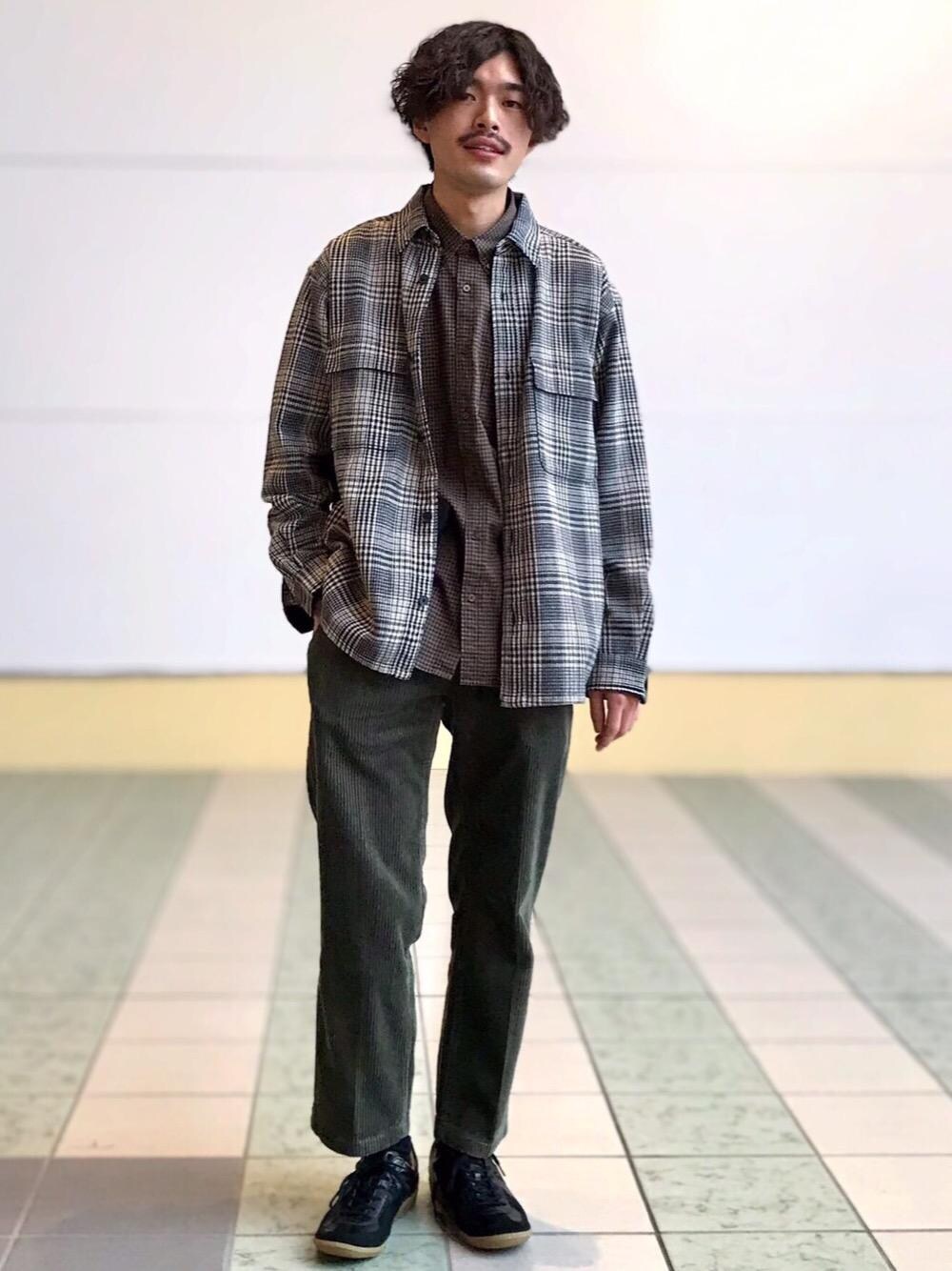 「大人カジュアル、casual、RELAX、くすみカラー、スタイリングのアクセントに活躍する柄シャツ、秋のおすすめブラウンカラーコーデ、秋におすすめシャツ＆ブラウス スタイル」｜「GERMAN TRAINERの[ ジャーマントレーナー ] SC GERMAN TRAINER スニーカー（スニーカー、ブラック系）」を使った、kyoperiskさん（メンズ・175cm）の冬コーディネートの1枚目の写真
