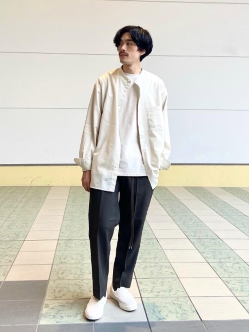 ホワイト系のスニーカー、ベージュ系のTシャツ/カットソー、ブラウン系のその他パンツを着用したメンズの夏コーディネートの1枚目の写真