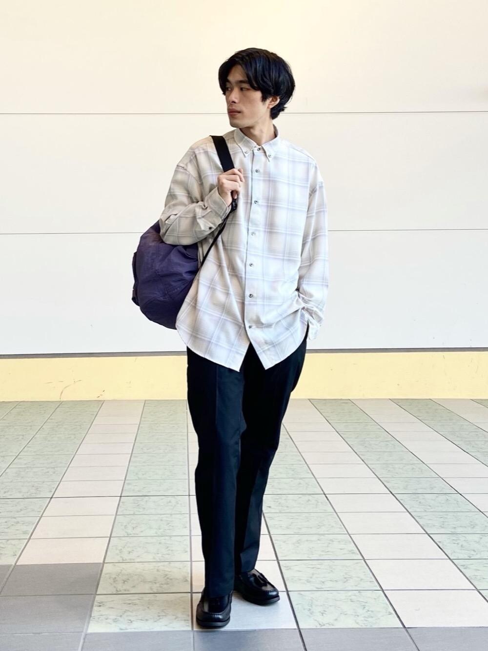 ブラック系のモカシン/デッキシューズ、パープル系のバックパック/リュック、グレー系のシャツ/ブラウスを着用したメンズの秋コーディネートの1枚目の写真