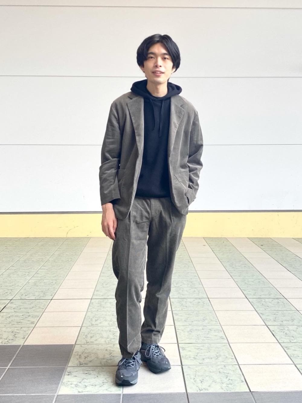 ブラック系のスニーカー、ブラック系のパーカー、ブラウン系のその他パンツを着用したメンズの秋コーディネートの1枚目の写真