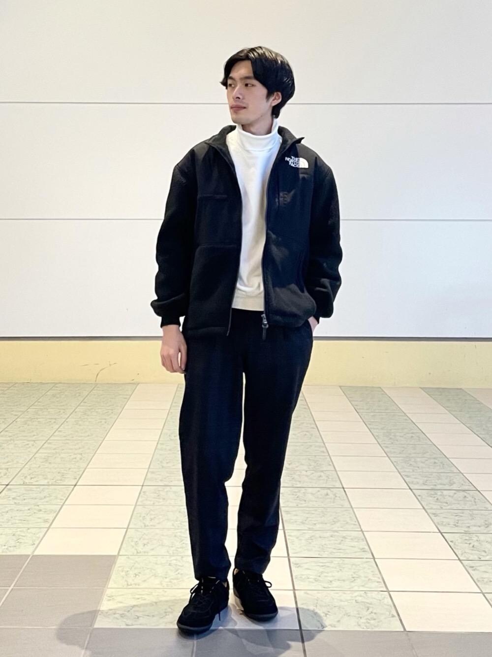 その他のスニーカー、グレー系のその他パンツ、ホワイト系のスウェットを着用したメンズの冬コーディネートの1枚目の写真