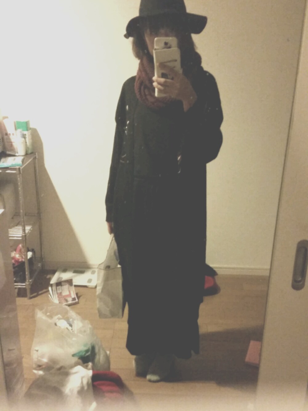 ブラック系のカーディガン/ボレロ、ホワイト系の雑貨/ホビー、その他のポスター/アートを着用したレディースの冬コーディネートの1枚目の写真