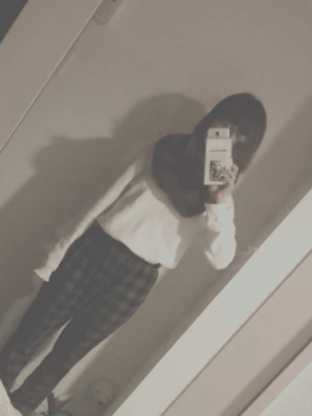 「寝る、寒い、相方寝てる、おやすみ」｜「HANESのアイテム（その他パンツ、グレー系）」を使った、Milica Kimuraさん（レディース・161cm）の冬コーディネートの1枚目の写真