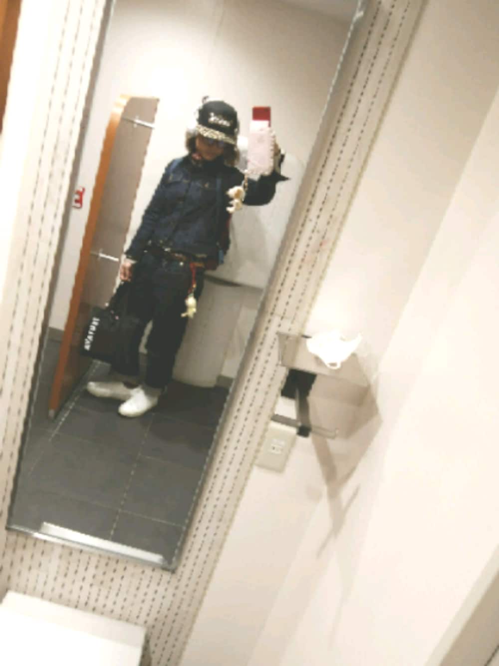 「大好きです、ETKING、ごりごりの大阪コーデ、けど靴は東京、てか、下半身相方の服」｜「helpmarkのアイテム（チャーム、レッド系）」を使った、Milica Kimuraさん（レディース・161cm）の春コーディネートの1枚目の写真