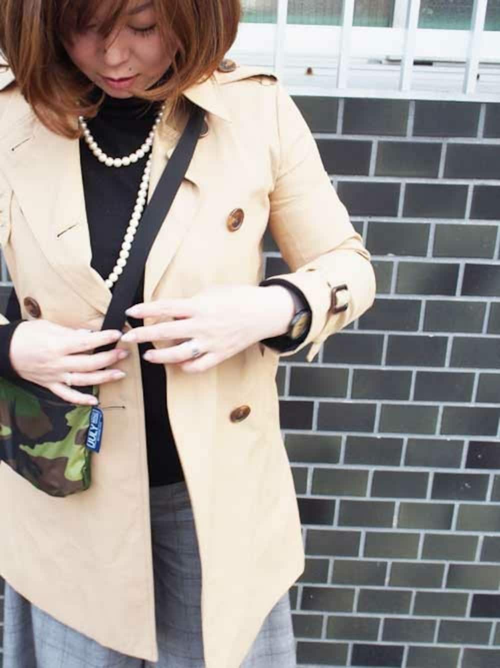 その他のショルダーバッグ、ブラック系のアナログ腕時計を着用したレディースの春コーディネートの1枚目の写真