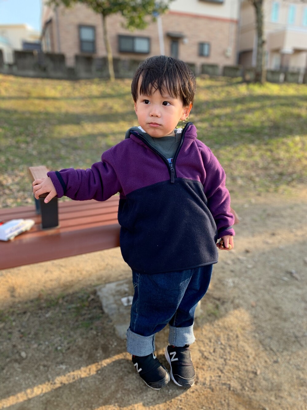 「b・ROOMのタック入りテーパードデニムパンツ（デニムパンツ、ブルー系）」を使った、さくさん（キッズ・90cm）の冬コーディネートの1枚目の写真