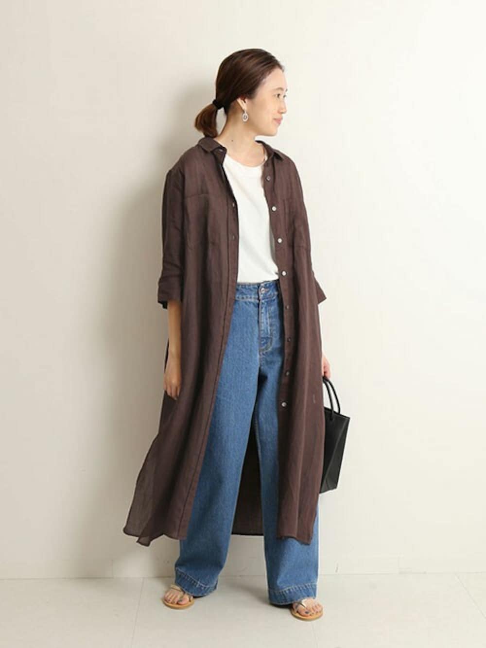 ブラウン系のシャツ/ブラウス、ホワイト系のTシャツ/カットソー、ゴールド系のサンダルを着用したレディースの夏コーディネートの1枚目の写真