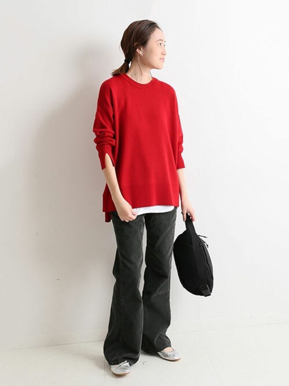 レッド系のニット/セーター、ホワイト系のタンクトップ、グレー系のその他パンツを着用したレディースの秋コーディネートの1枚目の写真