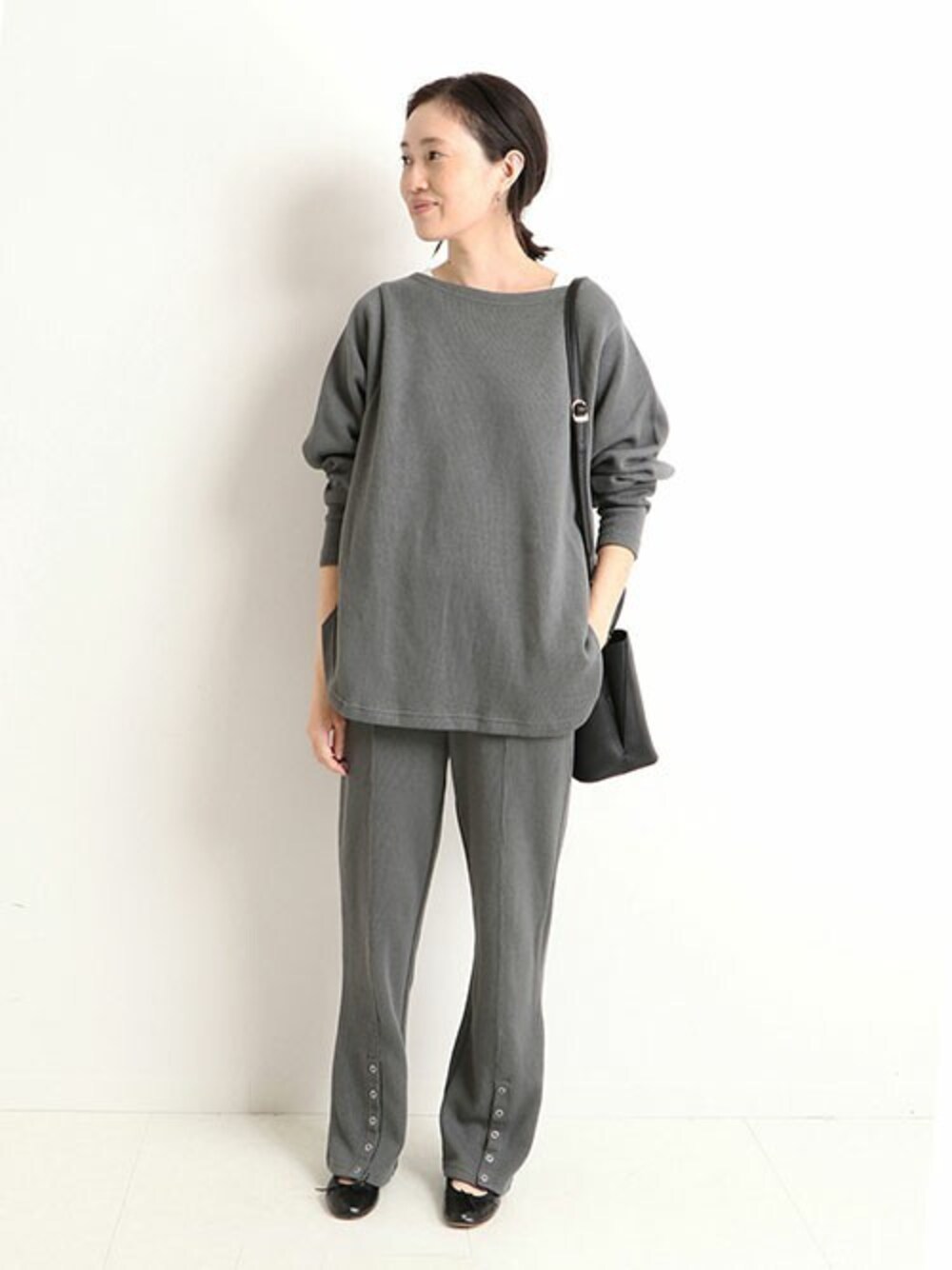 グレー系のその他パンツ、グレー系のTシャツ/カットソー、ブラック系のショルダーバッグを着用したレディースの秋コーディネートの1枚目の写真