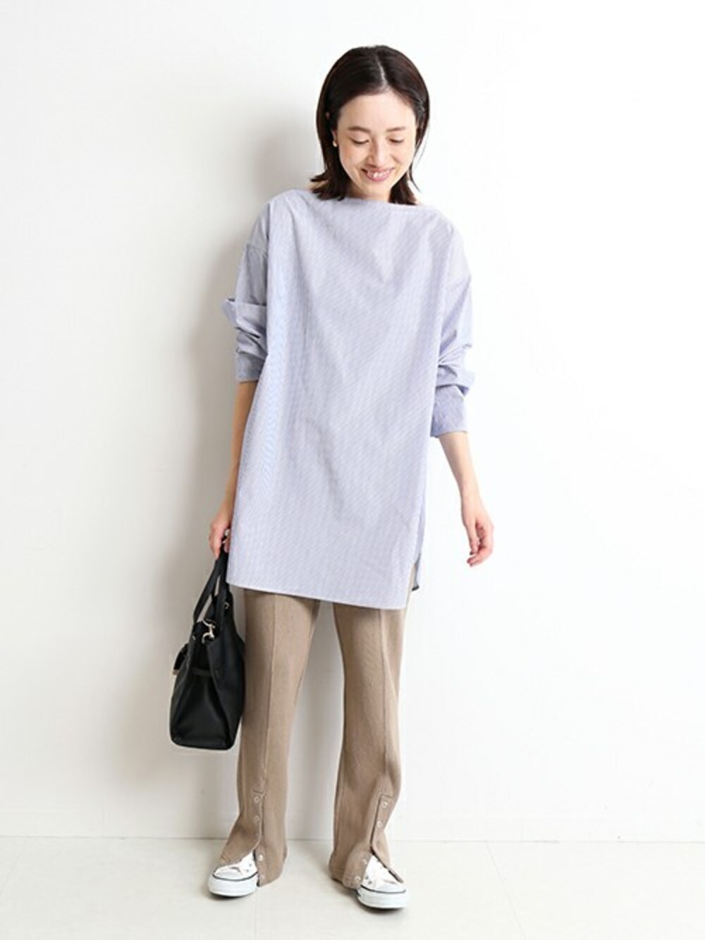 ブルー系のシャツ/ブラウス、ベージュ系のその他パンツを着用したレディースの冬コーディネートの1枚目の写真