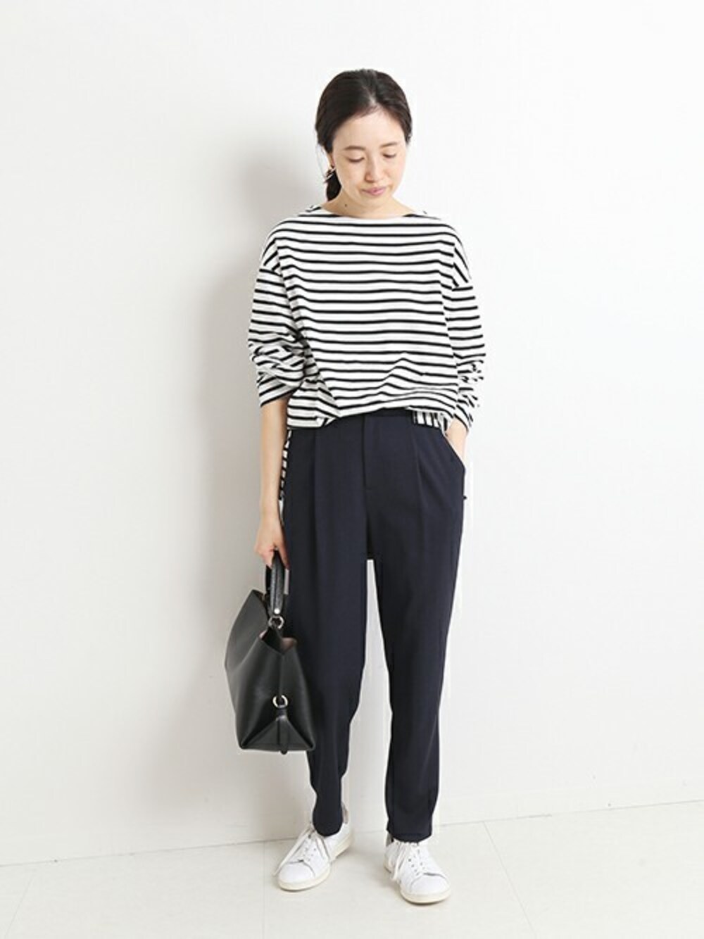 ブルー系のその他パンツ、ブラック系のハンドバッグ、ブラック系のTシャツ/カットソーを着用したレディースの冬コーディネートの1枚目の写真