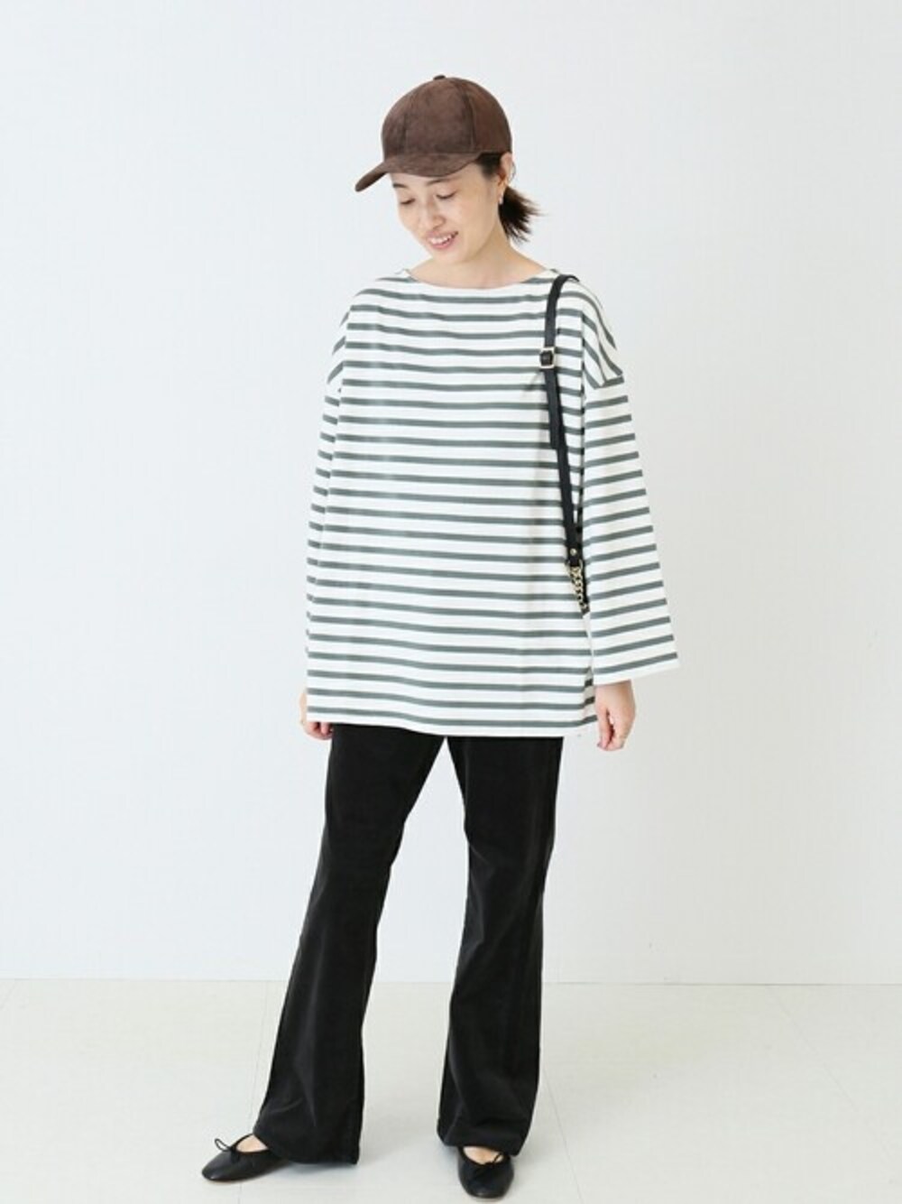 グリーン系のTシャツ/カットソー、グレー系のその他パンツ、ブラック系のショルダーバッグを着用したレディースの秋コーディネートの1枚目の写真