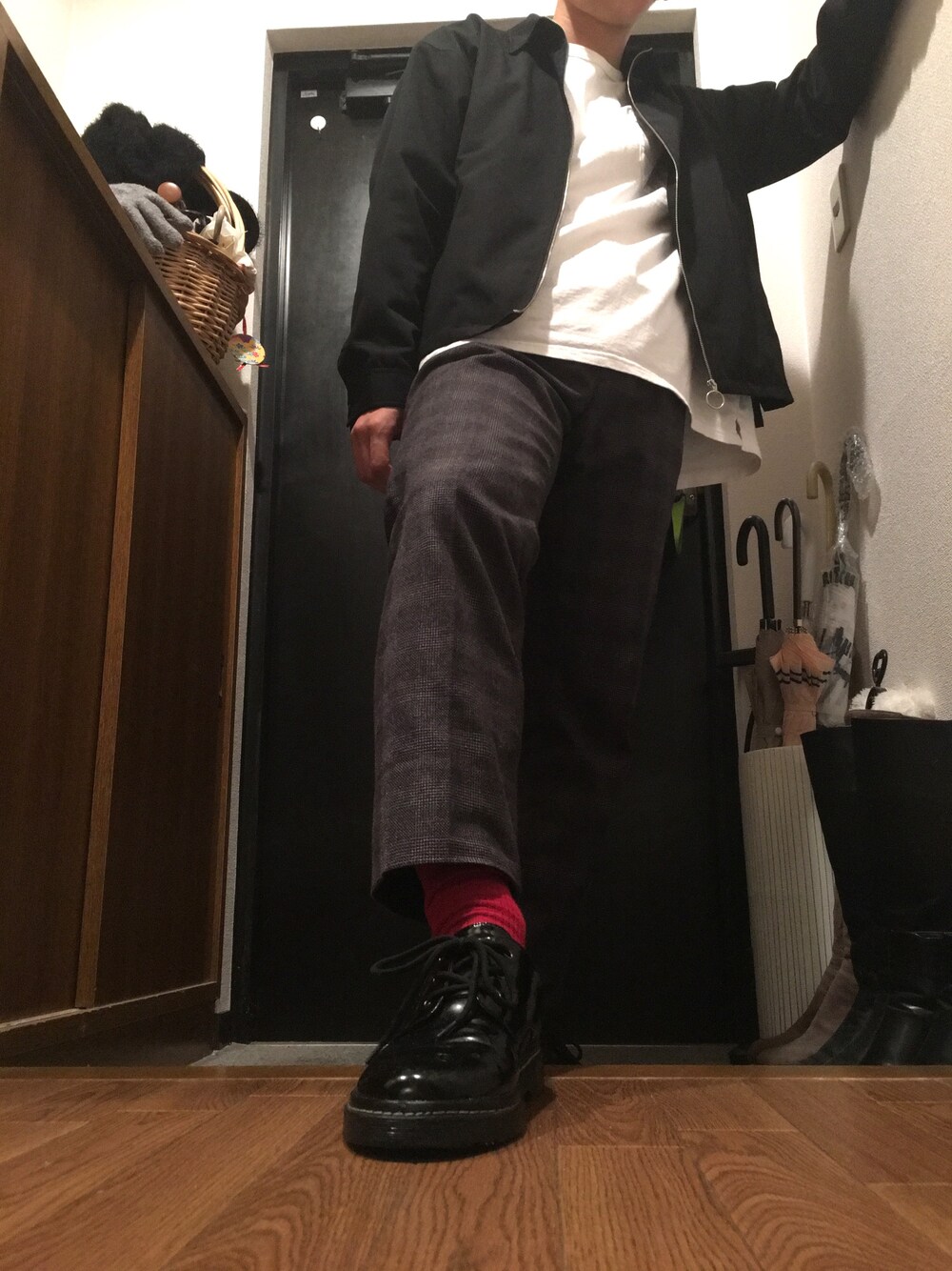 「春コーデ、グレンチェック、革靴、赤、赤い靴下、スウィングトップ、高校生」｜「JOSEPH ABBOUDのグレンチェック カジユアルパンツ（スラックス、グレー系）」を使った、KOHKIさん（メンズ・170cm）の春コーディネートの1枚目の写真