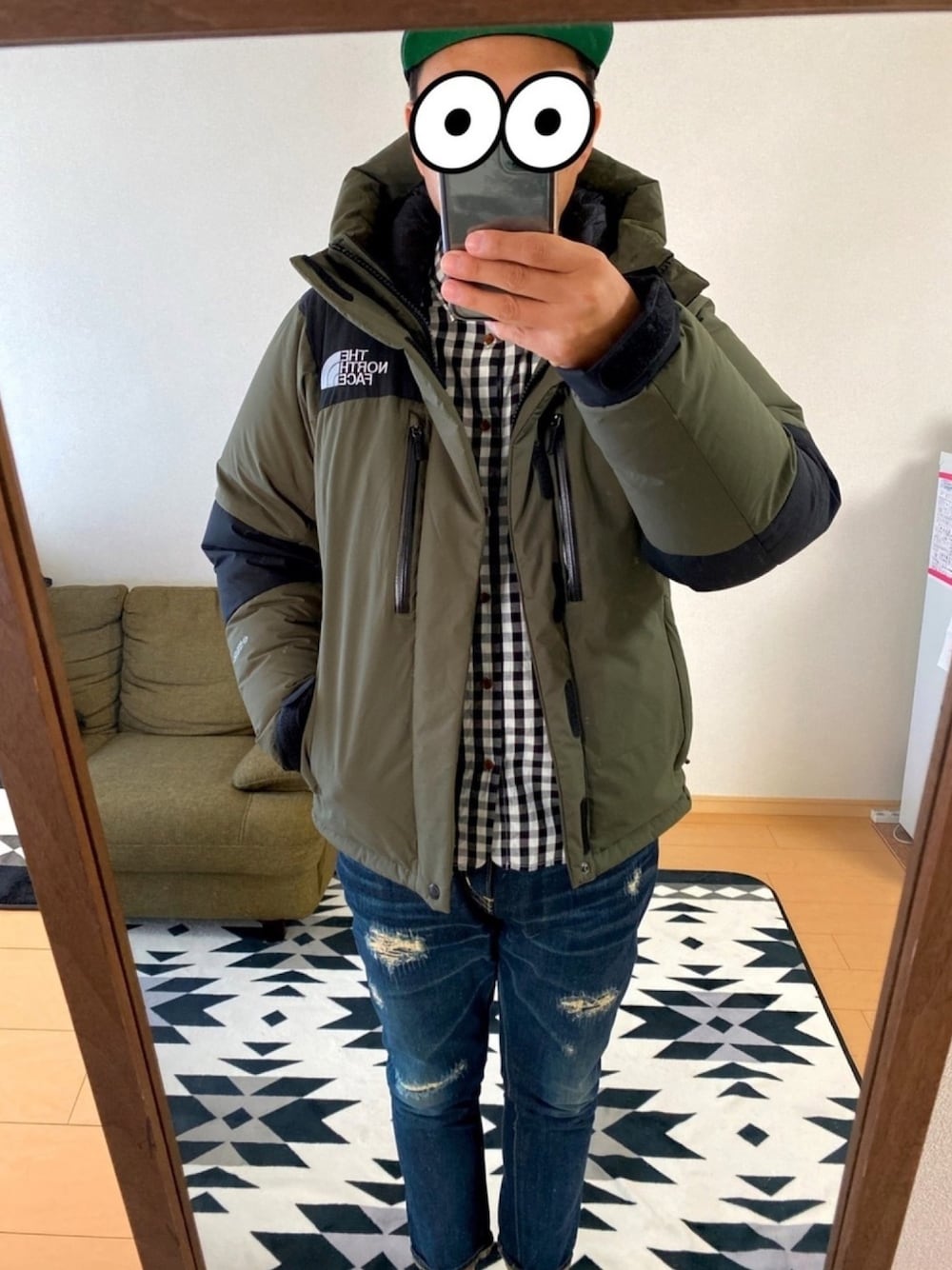 ホワイト系のシャツ/ブラウス、ブルー系のデニムパンツ、グリーン系のダウンジャケット/コートを着用したメンズの秋コーディネートの1枚目の写真