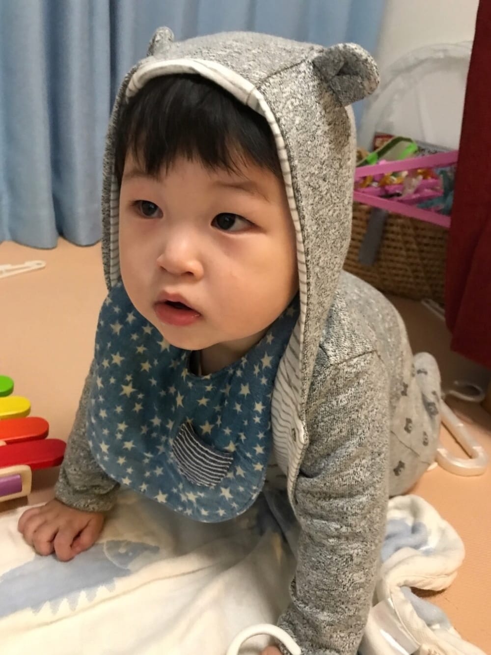 「グレー、おとこのこ、パーカー、GAP、秋コーデ、リバーシブル、部屋着、ルームウェア、男の子コーデ」｜「GAPのGap フェイバリット リバーシブル ベアパーカー（パーカー、グレー系）」を使った、MIKAさん（キッズ・80cm）の秋コーディネートの1枚目の写真