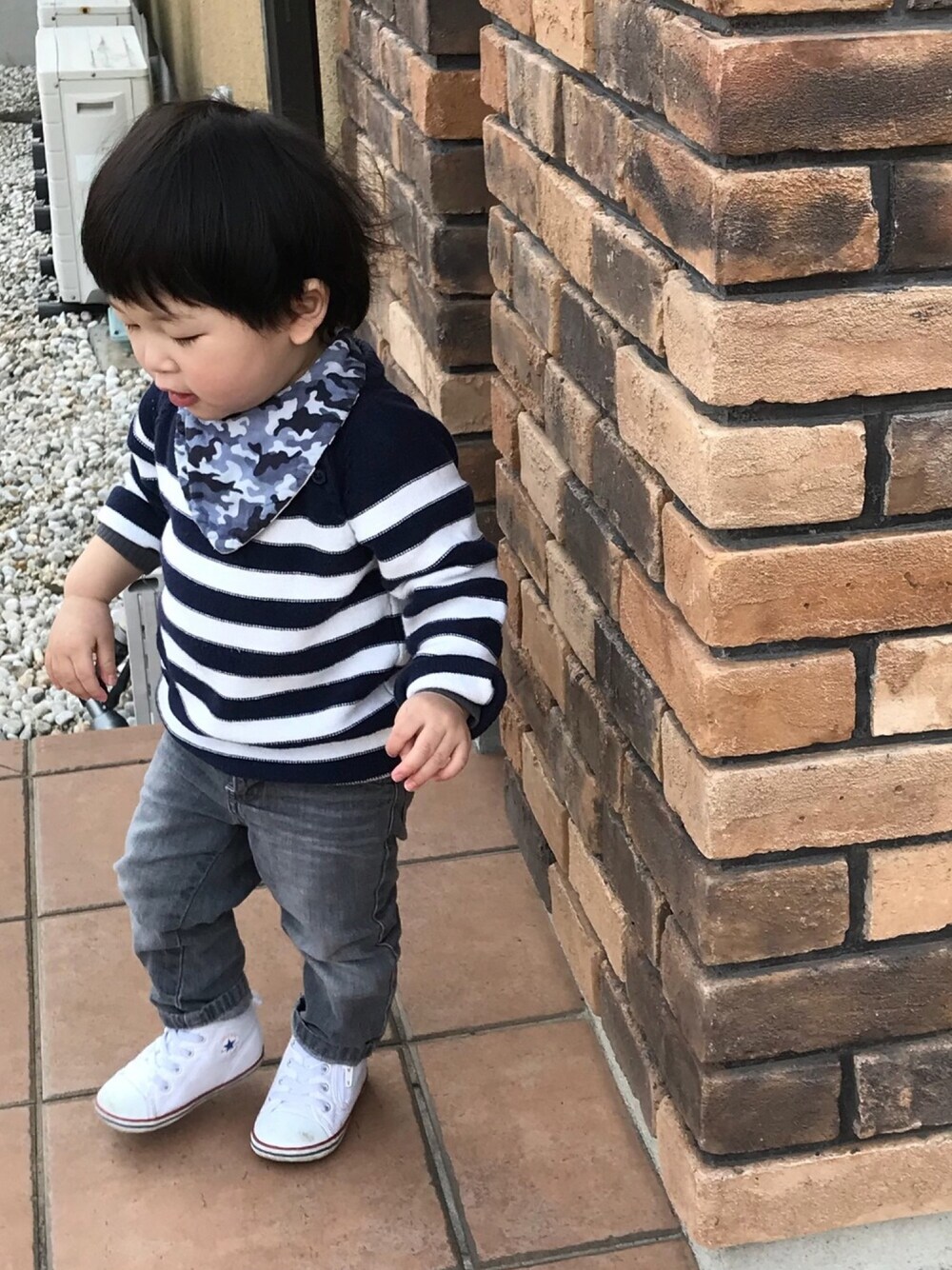 「男の子、コンバース、カジュアル、キッズコーデ、デニム、ボーダー、プチプラ」｜「OLD NAVYのアイテム（デニムパンツ、グレー系）」を使った、MIKAさん（キッズ・90cm）の春コーディネートの1枚目の写真