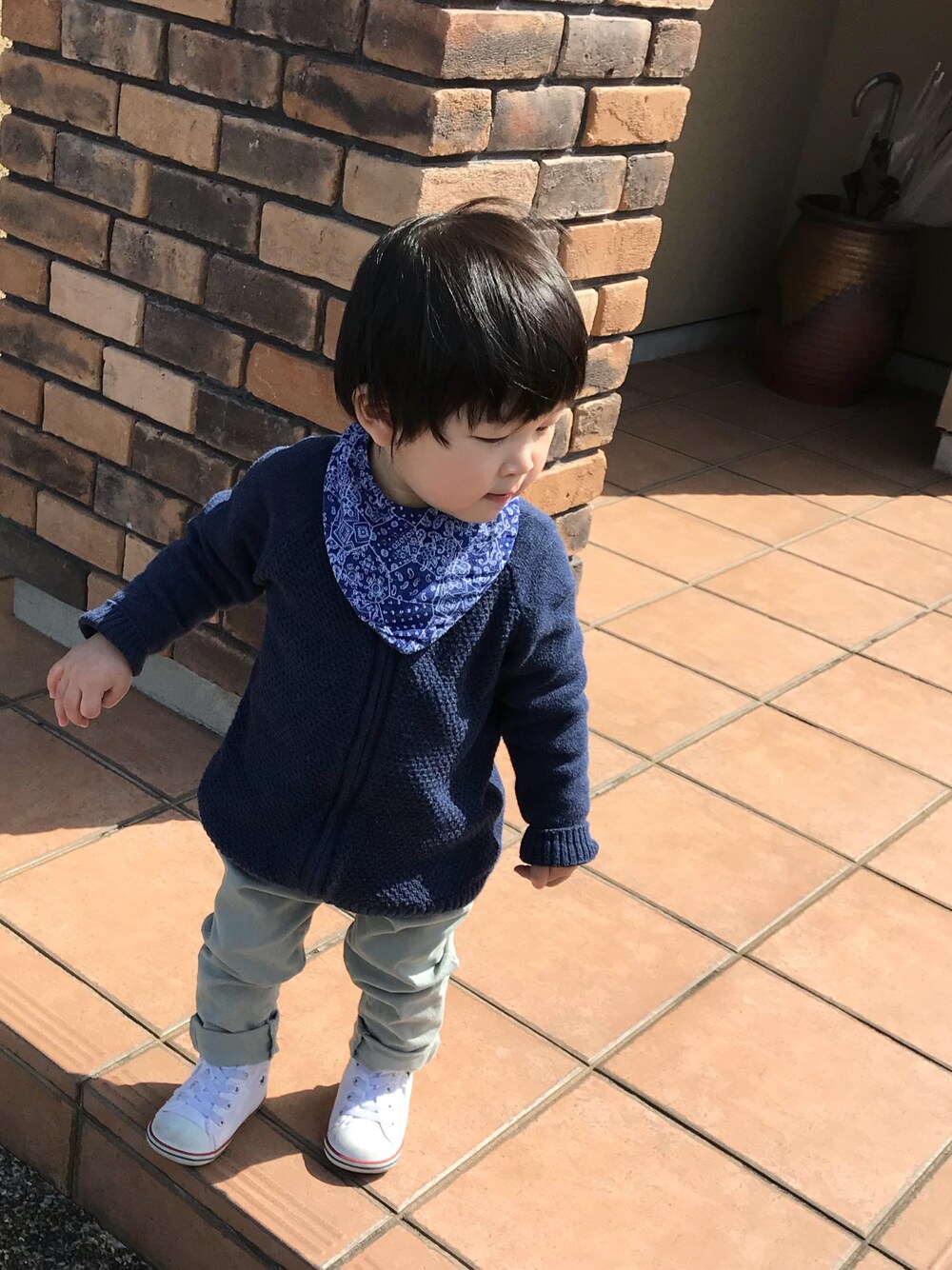 「おとこのこ、コンバース、キッズコーデ、キッズファッション、プチプラ、春、H&M、カジュアル、カジュアルコーデ」｜「CONVERSEのキッズ converse コンバース (12-14)BABY ALL STAR N Z ベビー オールスター N Z 32712143 OPTICALWHITE（スニーカー、ホワイト系）」を使った、MIKAさん（キッズ・90cm）の春コーディネートの1枚目の写真