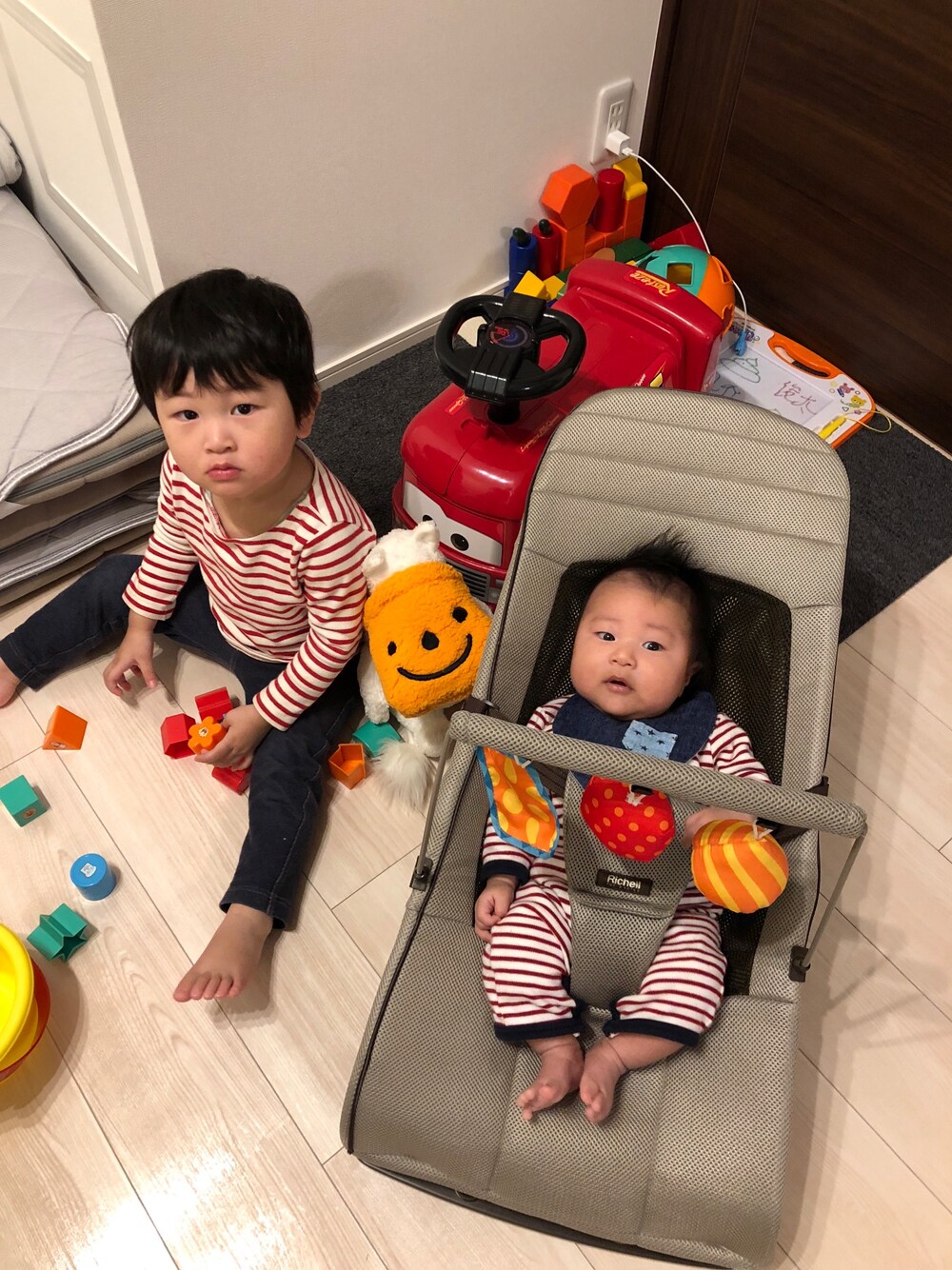 「秋冬コーデ、kids、カジュアルコーデ、こどもコーデ、赤ちゃんコーデ、兄弟コーディネート、おそろいコーデ、プチプラ、ボーダー、赤白ボーダー」｜「GAPのアイテム（Tシャツ/カットソー、レッド系）」を使った、MIKAさん（キッズ・90cm）の秋コーディネートの1枚目の写真