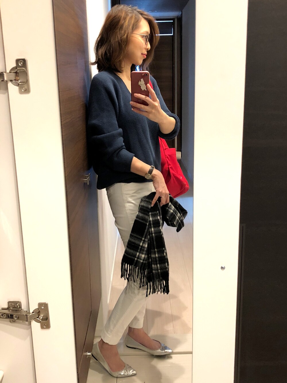 「秋コーデ、オトナカジュアル、大人コーデ、シンプルコーデ、ママコーデ、UNIQLO、プチプラ、白パンツ、リュック、きれいめカジュアル」｜「GUのアイテム（バレエシューズ、シルバー系）」を使った、MIKAさん（レディース・161cm）の秋コーディネートの1枚目の写真