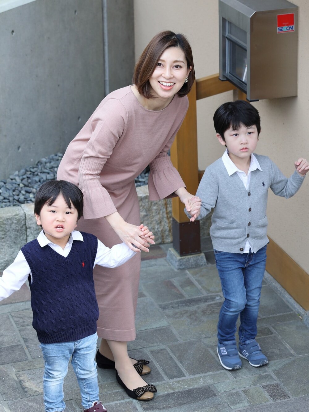 「キレイめ、ワンピース、ママコーデ、ママファッション、セミフォーマル、フォーマル、お宮参り、春、アラフォー、シンプル」｜「STYLE DELIの袖口プリーツニットワンピース（ワンピース、ベージュ系）」を使った、MIKAさん（レディース・161cm）の春コーディネートの1枚目の写真