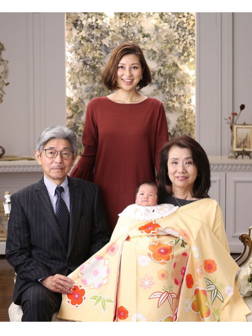 「フォーマル、セミフォーマル、お宮参り、ワンピース、着物、キレイめ、きちんとスタイル」｜「STYLE DELIの袖口プリーツニットワンピース（ワンピース、レッド系）」を使った、MIKAさん（レディース・161cm）の春コーディネートの1枚目の写真