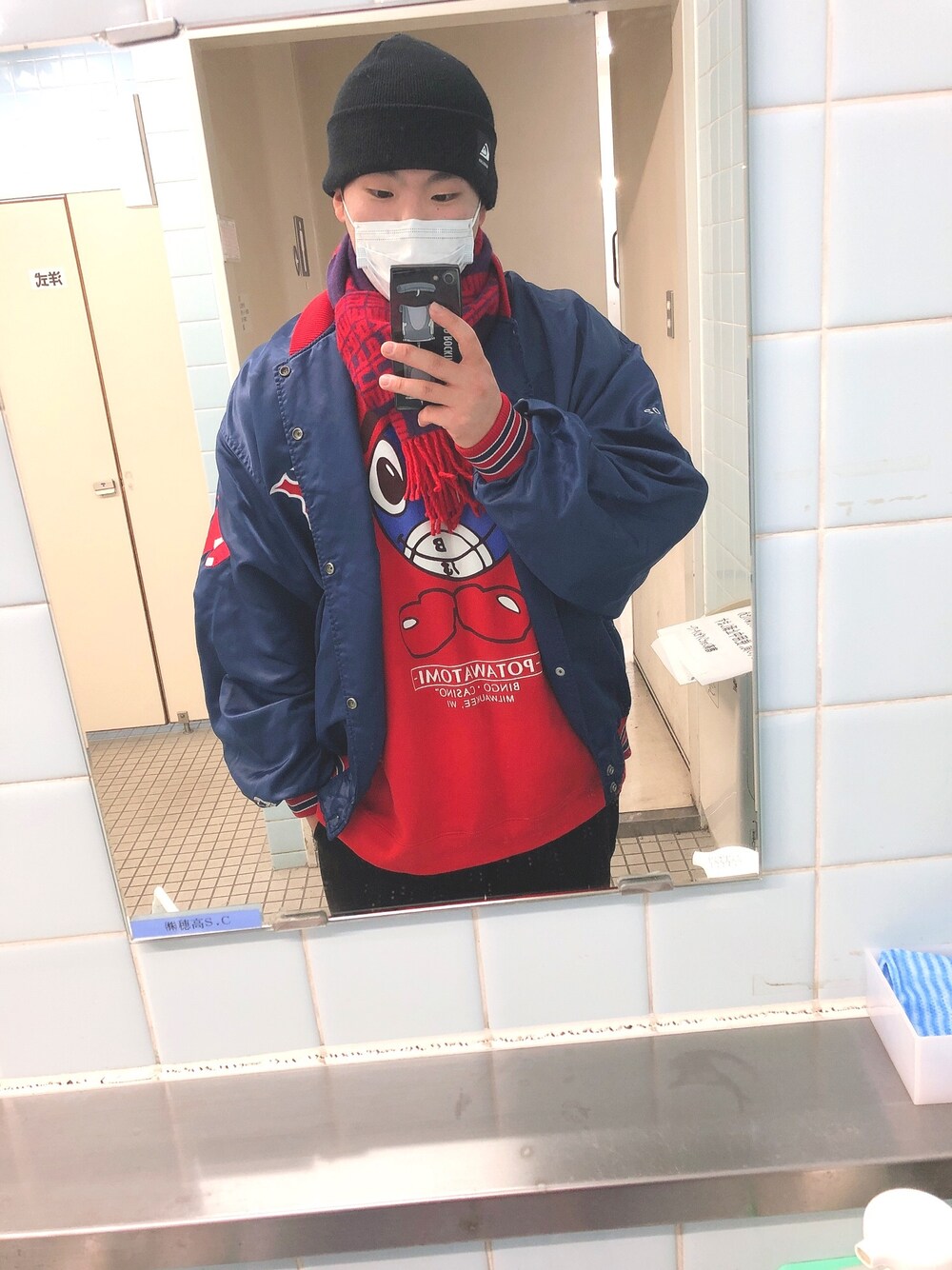 Supreme のマフラー（レッド系）を使った人気ファッション
