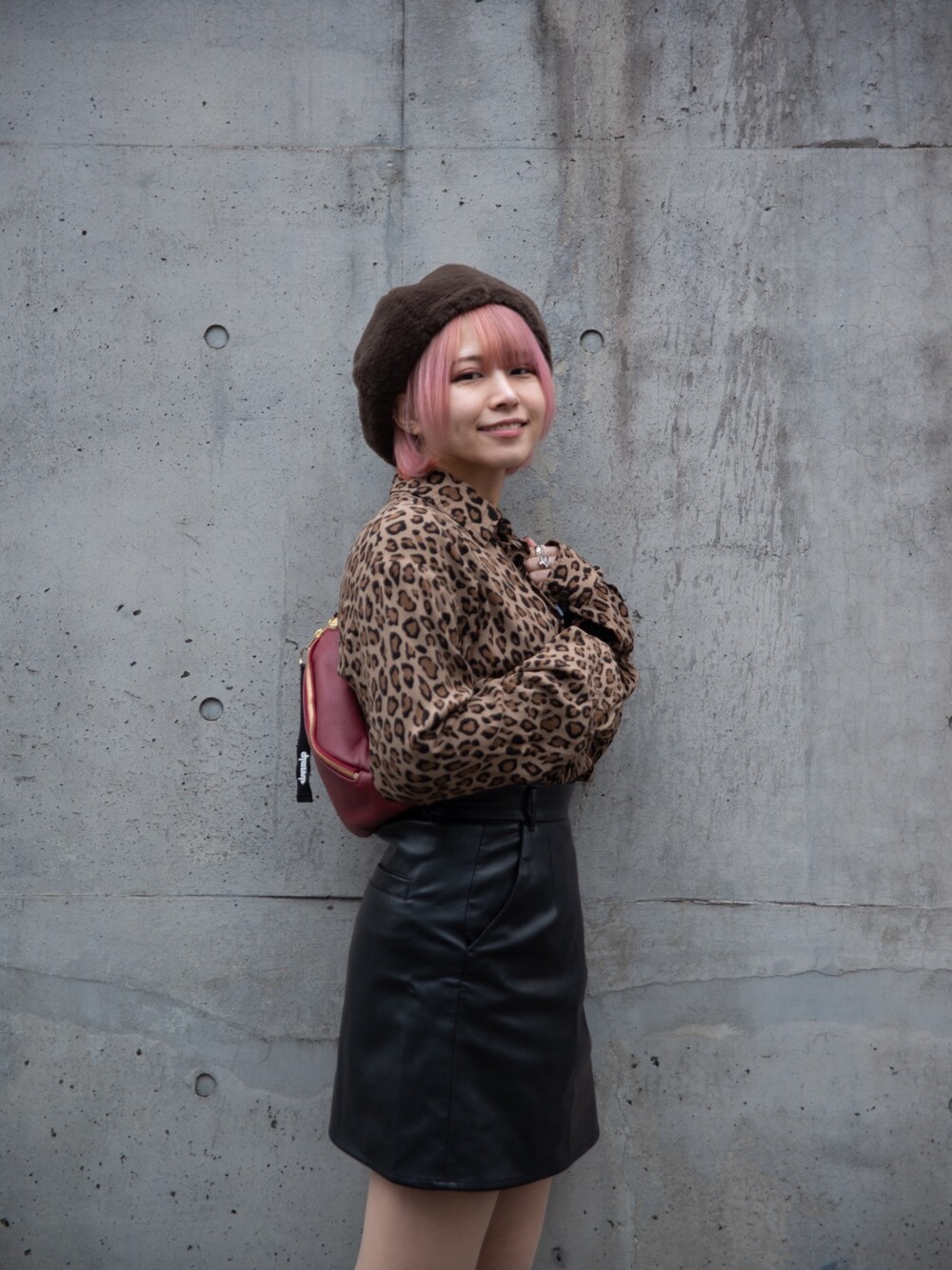 「ひょう柄、ベレー帽、ミニスカート」｜「glambのKelog damaged SH / ケロッグダメージドシャツ（シャツ/ブラウス、イエロー系）」を使った、髙橋 遼さん（レディース・154cm）の春コーディネートの1枚目の写真