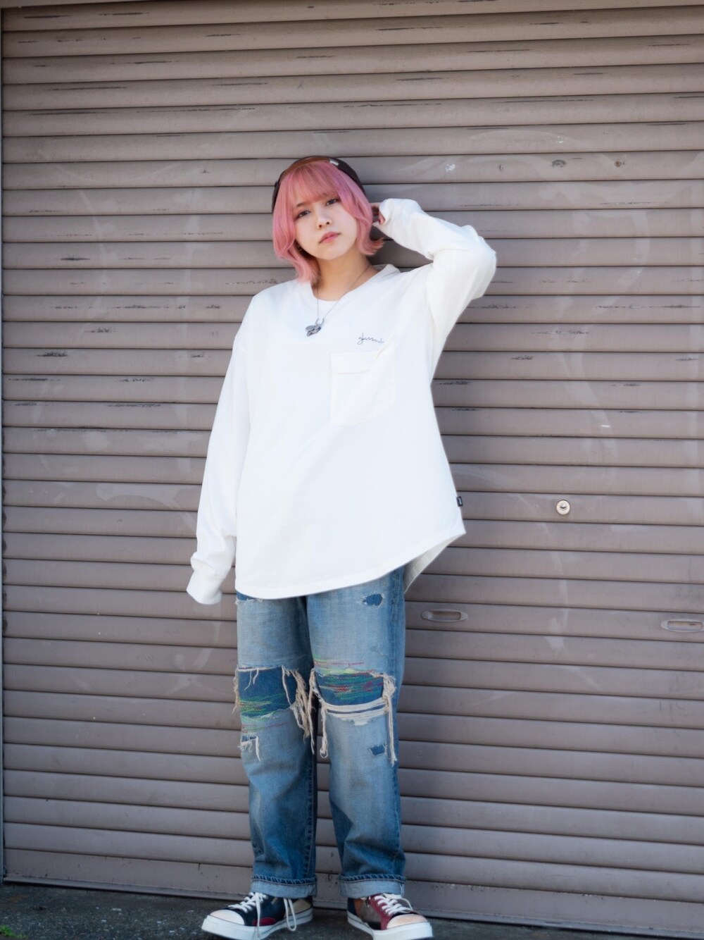 「レザースニーカー、白シャツ、デニム、ダメージデニムパンツ、キャップ、ビッグシルエット」｜「glambのLong sleeves pocket CS / ロングスリーブポケットカットソー（Tシャツ/カットソー、ホワイト系）」を使った、髙橋 遼さん（レディース・154cm）の春コーディネートの1枚目の写真