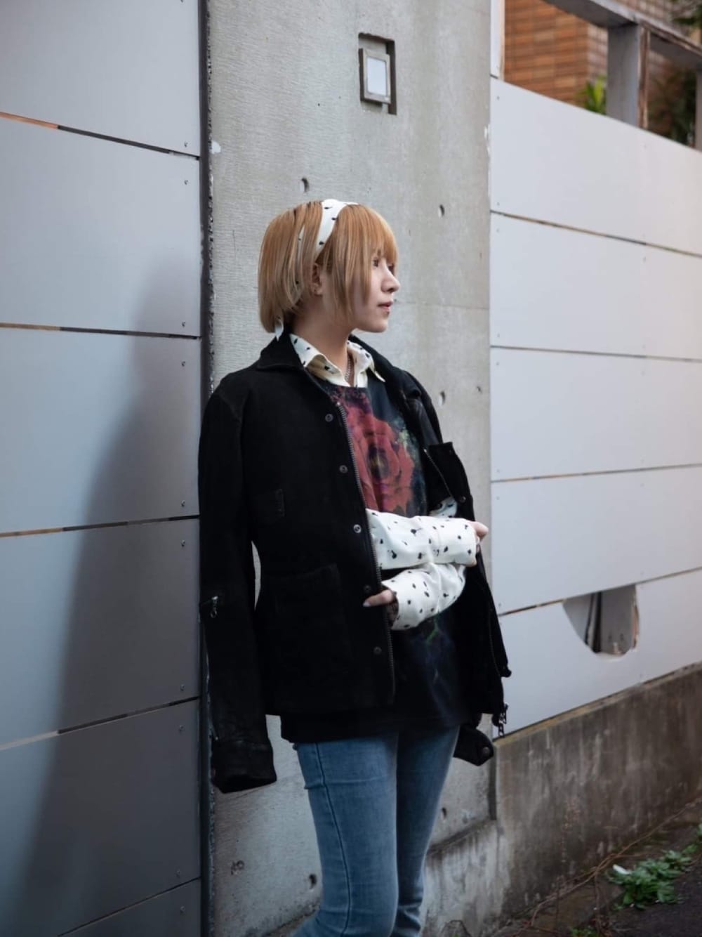 「パステル映える春、春コーデ、白シャツ、オトナ女子、ゴジラ、ヘアバンド、羽織り」｜「glambの【GODZILLA×glamb】花獣ビオランテT/Biollante T/GB0120/GZ01（Tシャツ/カットソー、ブラック系）」を使った、髙橋 遼さん（レディース・154cm）の冬コーディネートの1枚目の写真