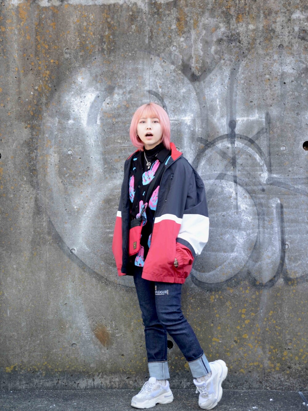 「春、カジュアル、ビッグシルエット、メンズライク、おうちファッション、スニーカー、ストリート、ピンク」｜「glambのCLUB SH / クラブシャツ（シャツ/ブラウス、ブラック系）」を使った、髙橋 遼さん（レディース・154cm）の春コーディネートの1枚目の写真