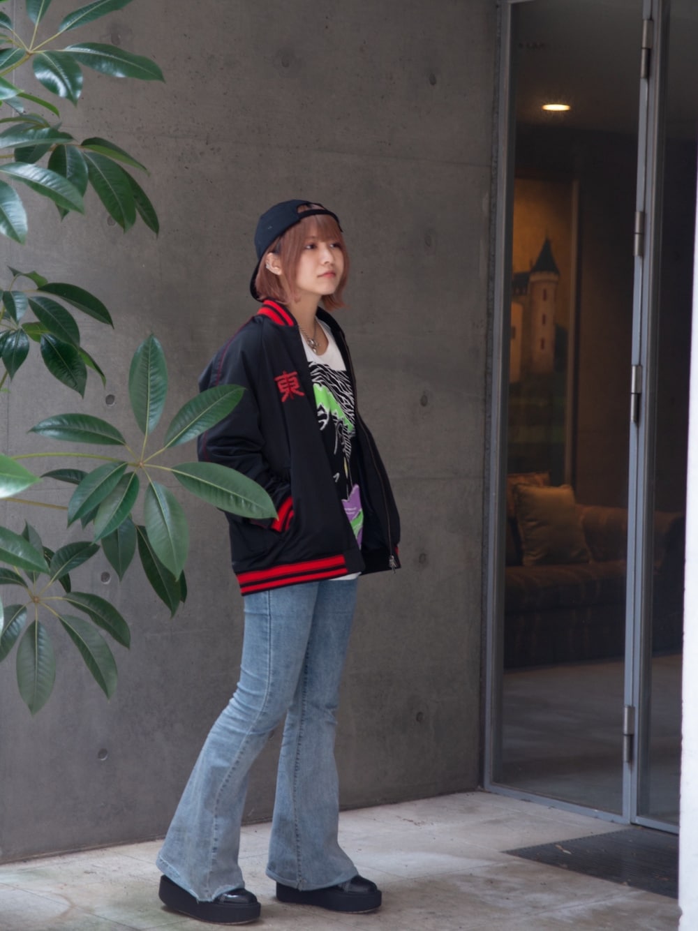 「おうちファッション、カジュアル、ワイドパンツ、デニムパンツ、メンズライク、楽チンコーデ、ジョジョの奇妙な冒険、カメラマン」｜「glambのRohan Kishibe T / 岸辺露伴Tシャツ（Tシャツ/カットソー、ホワイト系）」を使った、髙橋 遼さん（レディース・154cm）の春コーディネートの1枚目の写真