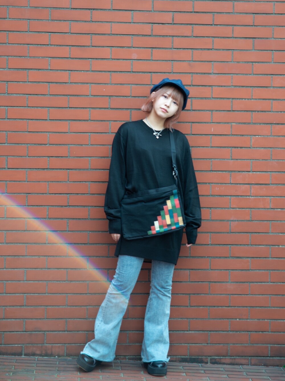 「カジュアルコーデ、ゆるコーデ、オーバーサイズ、デニムパンツ、厚底シューズ、春コーデ」｜「glambのHenri casquette / アンリキャスケット（キャスケット、ブルー系）」を使った、髙橋 遼さん（レディース・154cm）の春コーディネートの1枚目の写真